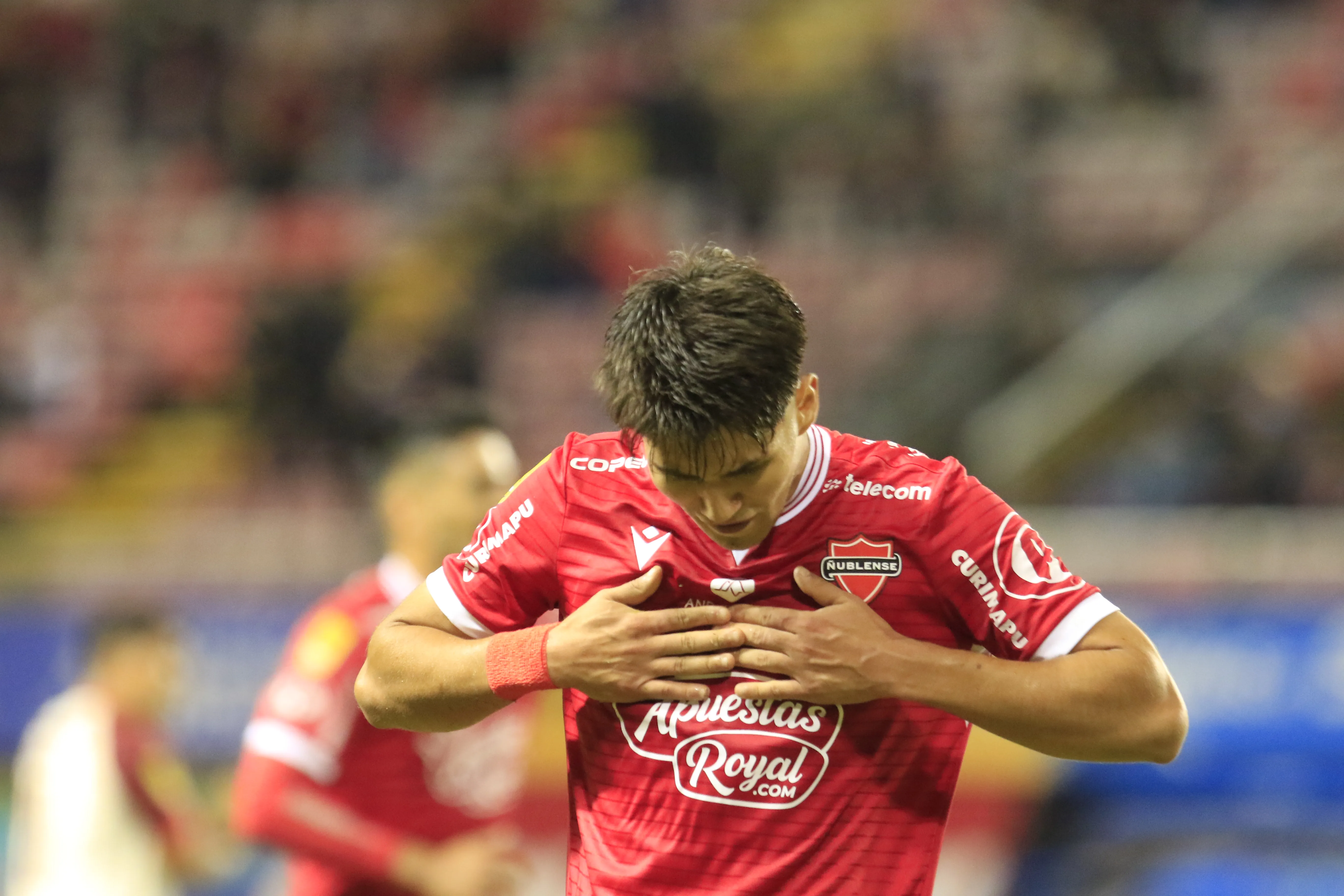 Giovanny Ávalos y otra imagen de su festejo en Ñublense. (Jose Robles/Photosport).