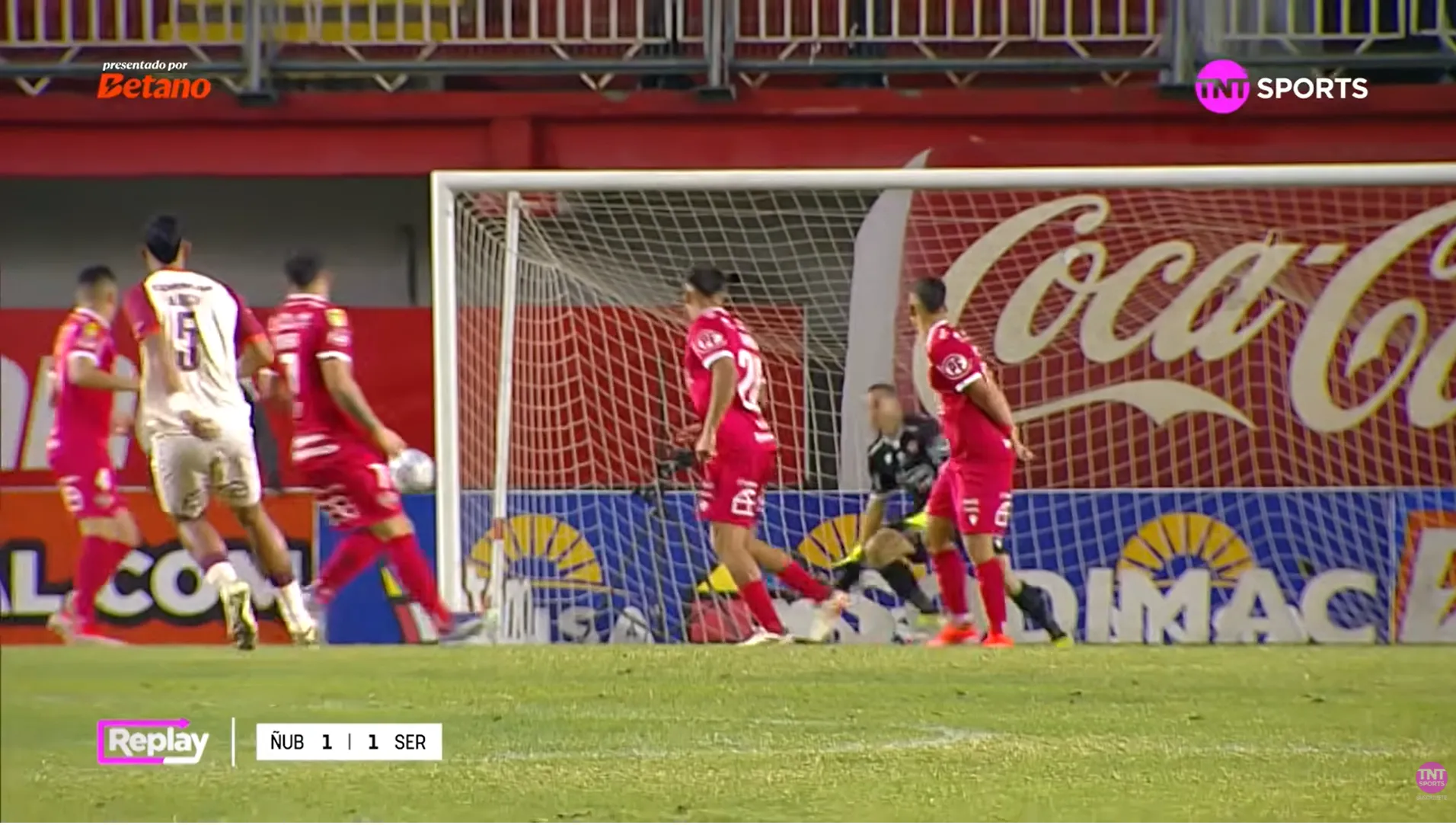 El potentísimo remate de Lucas Alarcón ante Ñublense. (Captura TNT Sports).