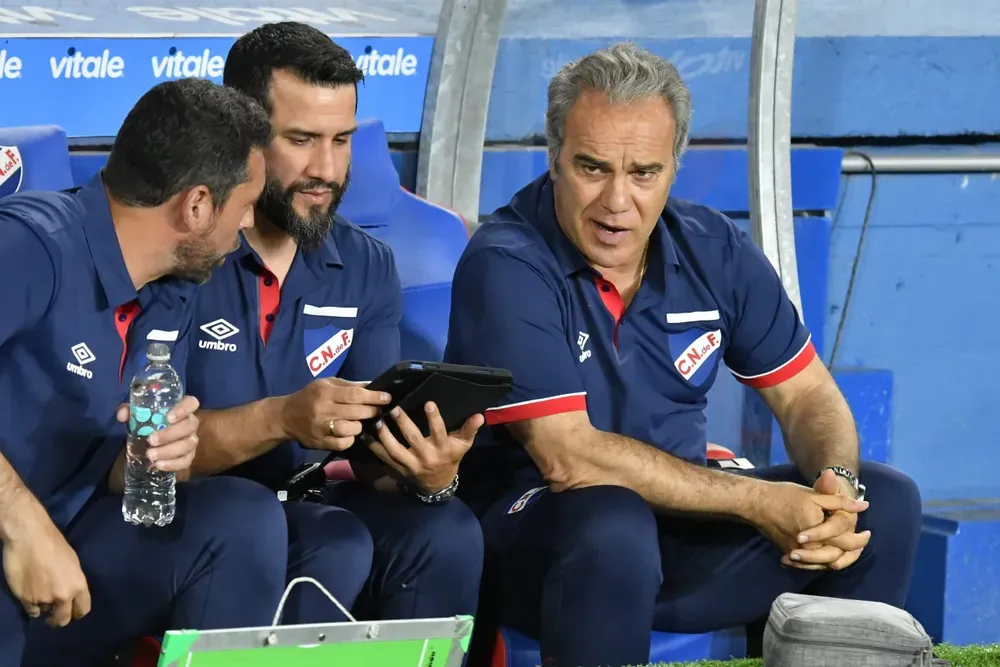 Lasarte de DT en Nacional, con Victorino y Conde de ayudantes. Foto: El Observador.