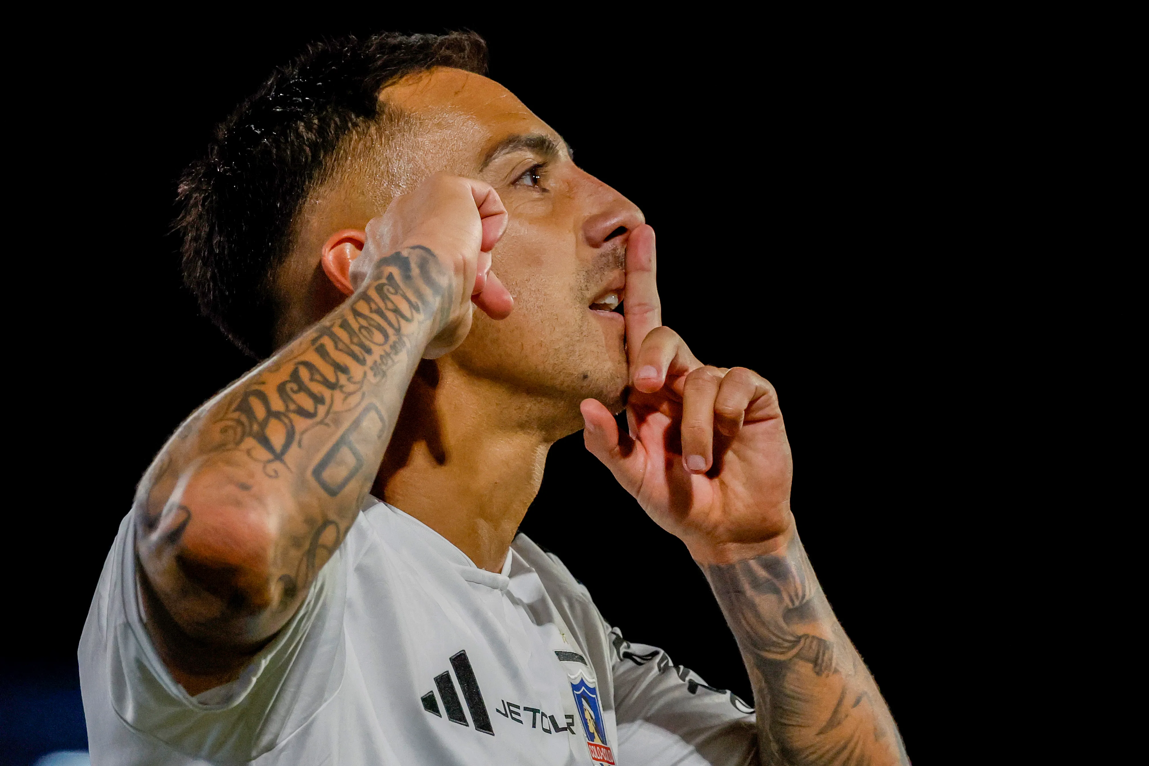 Javier Correa le hizo un gol debajo del arco a Everton y mandó a callar a la hinchada de Colo Colo. (Andrés Piña/Photosport).
