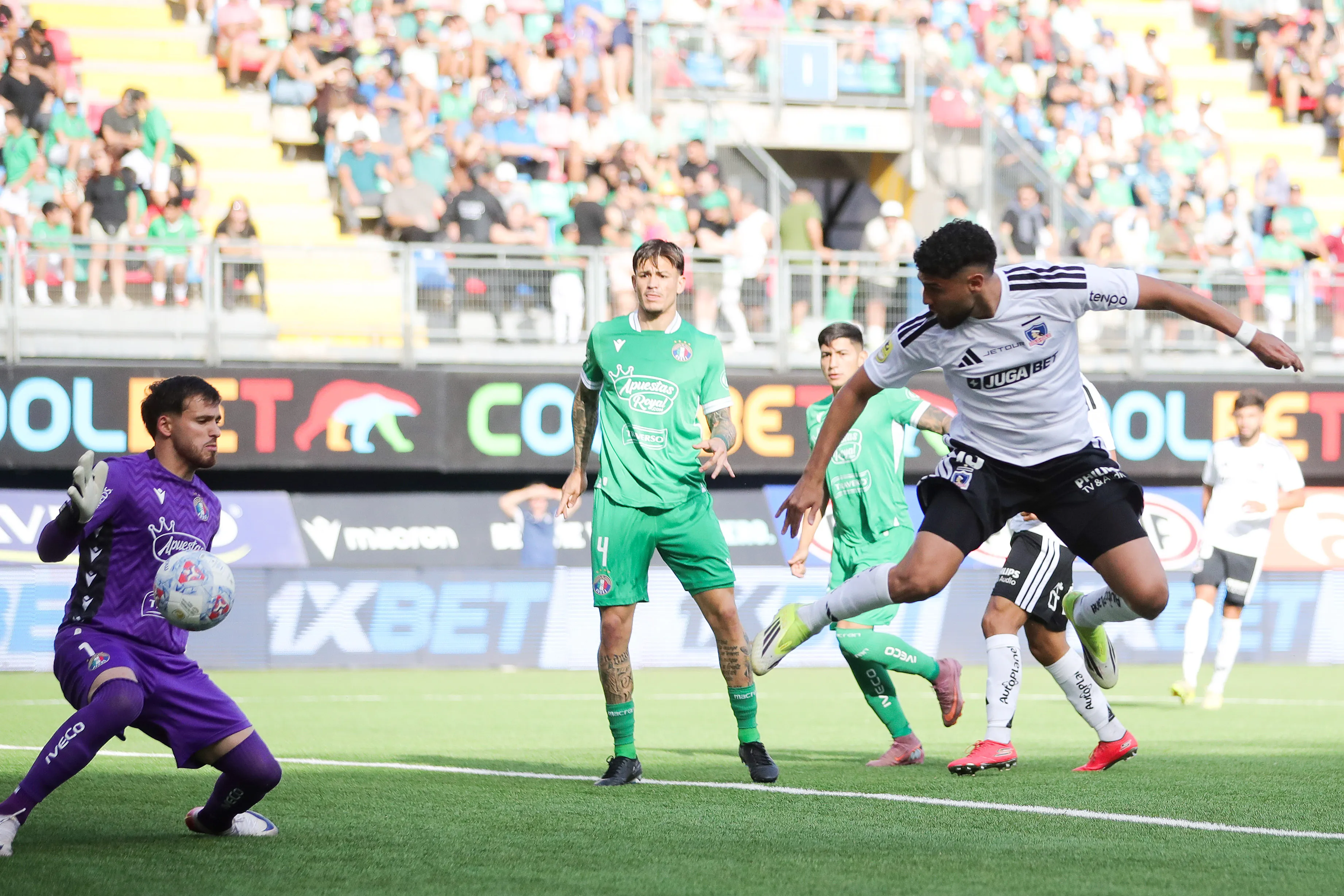 El remate de Maxi Romero para vencer a Tomás Ahumada, portero de Audax. (Felipe Zanca/Photosport).