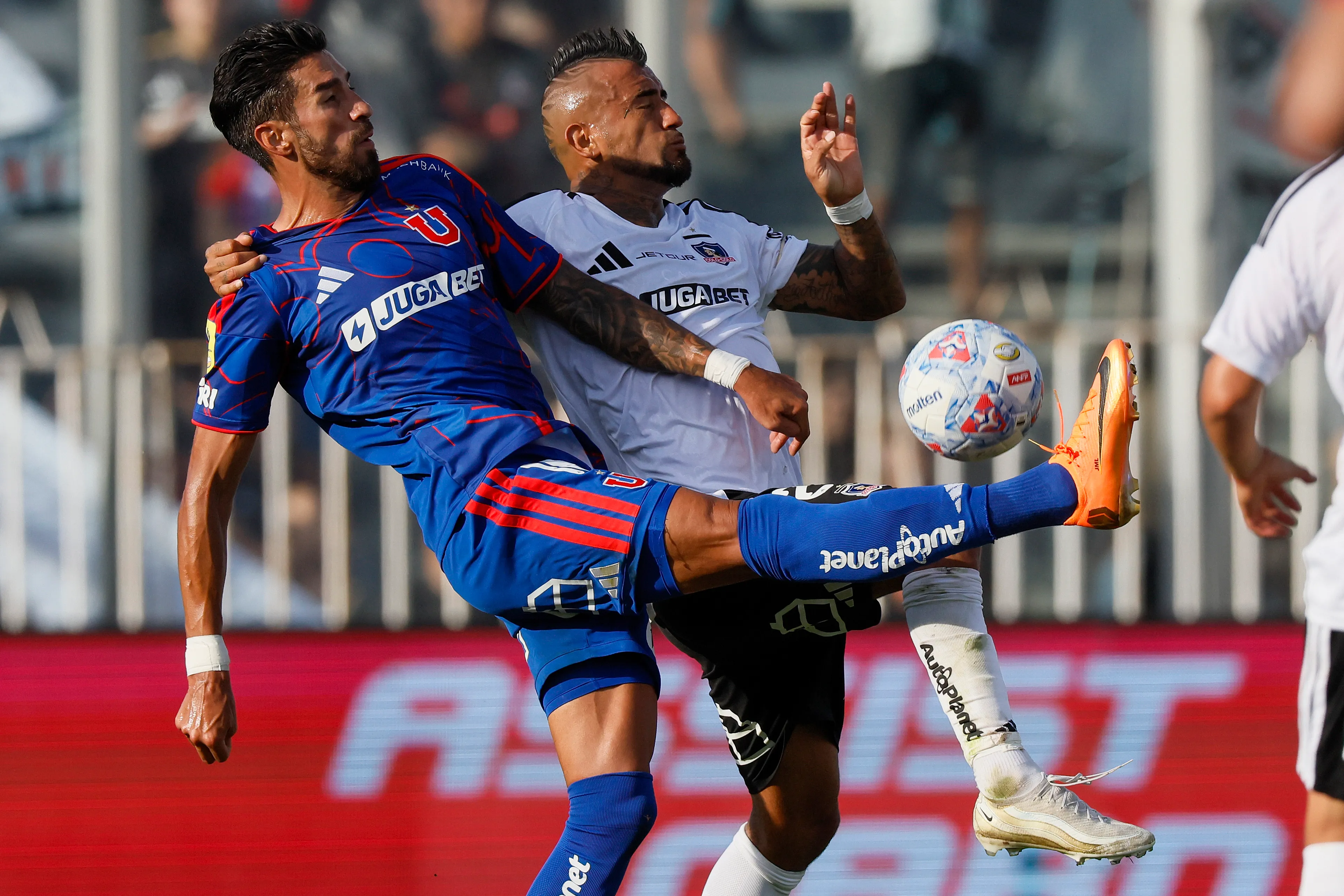 Juan Martín Lucero enfrentó a Colo Colo en el Superclásico en el Monumental. Foto: Andrés Pina/Photosport