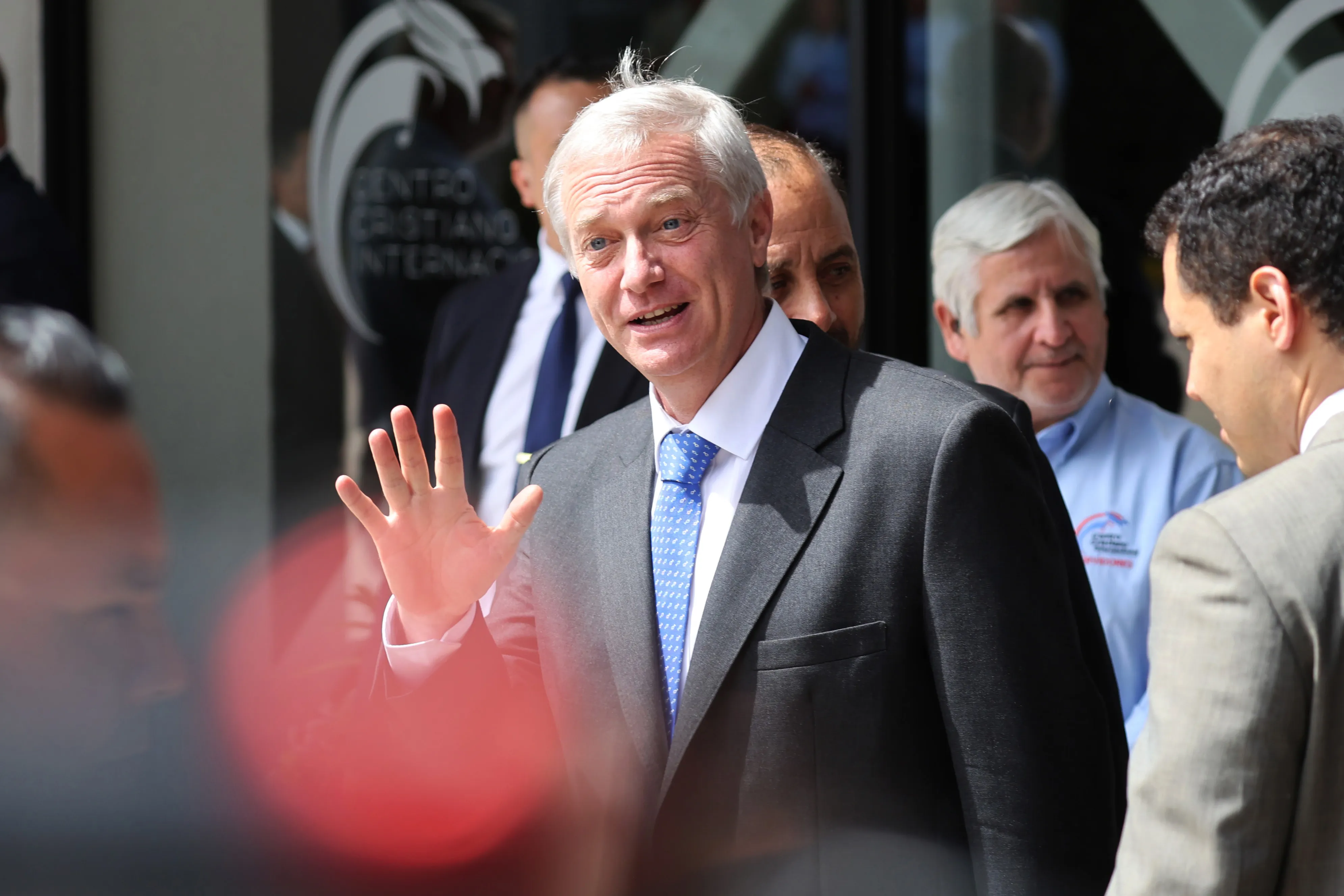 El Presidente José Antonio Kast golpea al fútbol. Foto: Dragomir Yankovic/Aton Chile