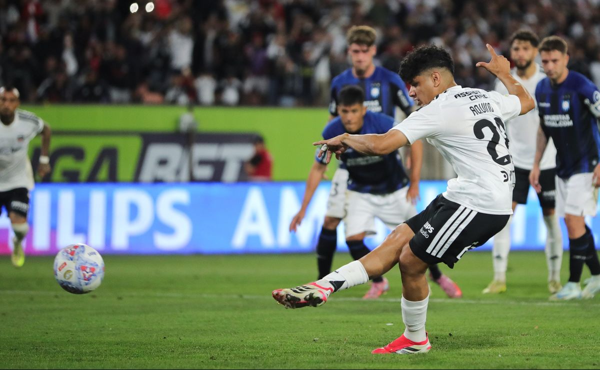 Director de Azul Azul reclama por el penal cobrado a Colo Colo vía VAR: “Es inexplicable…”