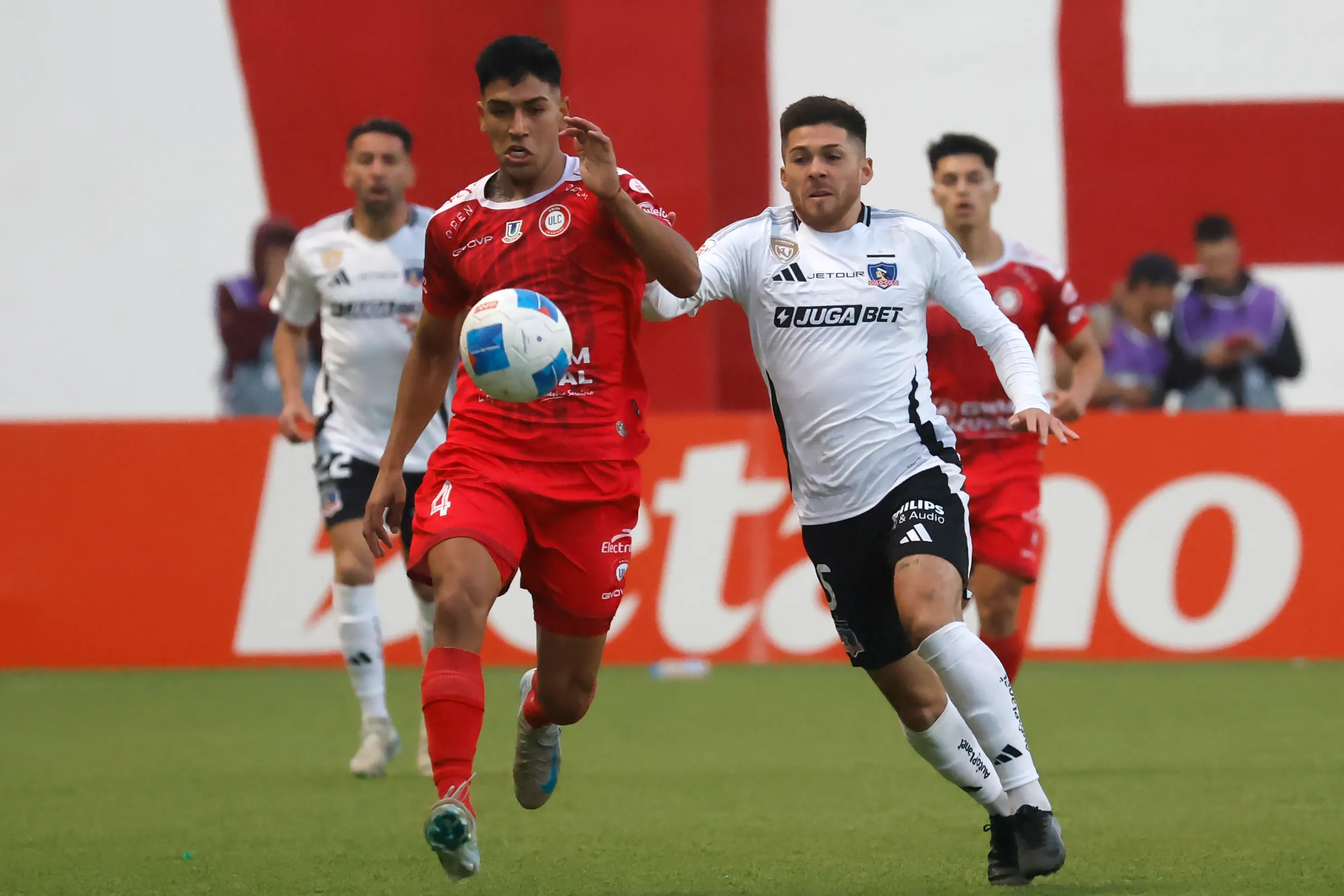 Diego Ulloa ante Colo Colo con la camiseta de los Cementeros. (Sebastian Cisternas/Photosport).