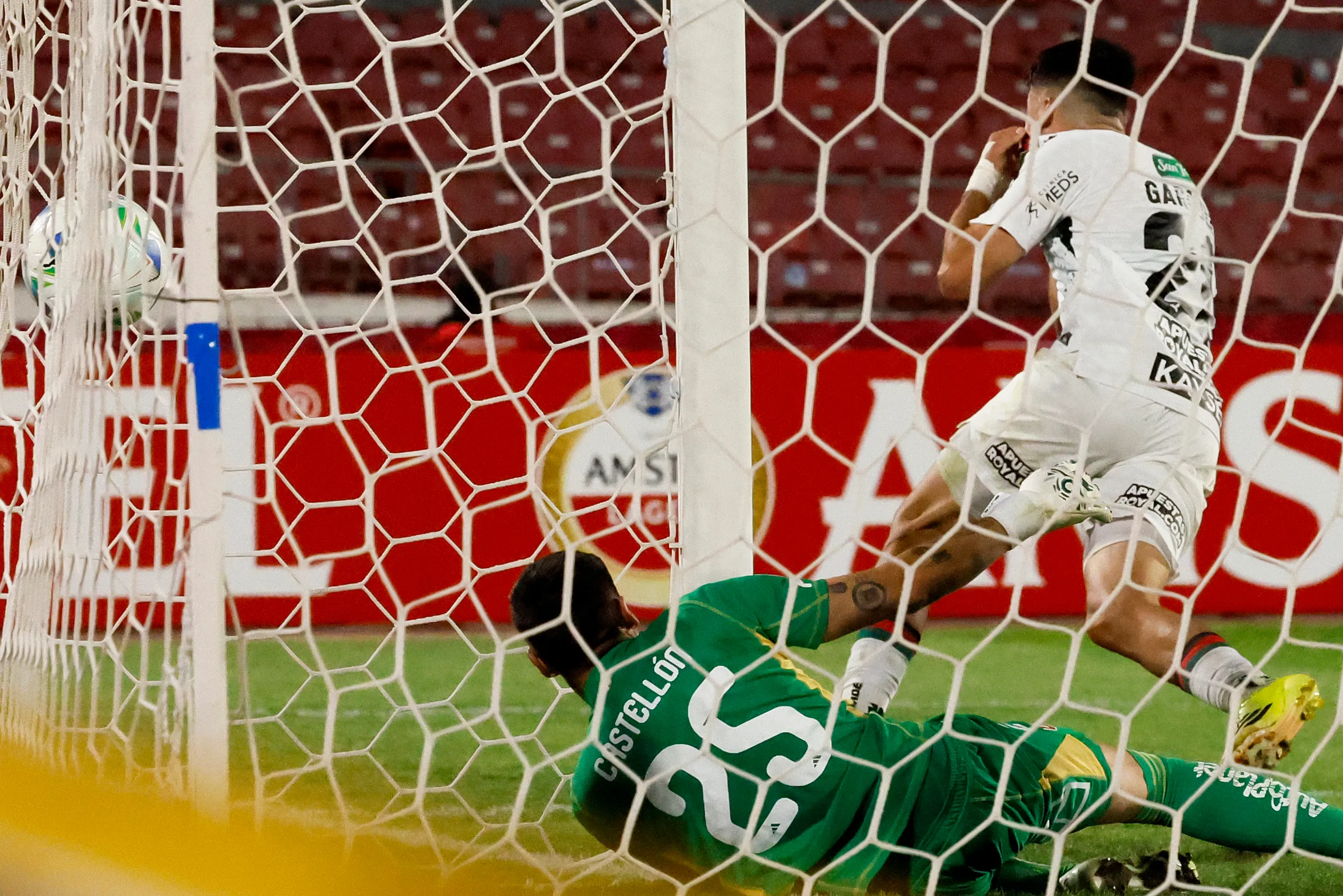 El gol de Ian Garguez a Gabriel Castellón en la Sudamericana. (Andres Pina/Photosport).
