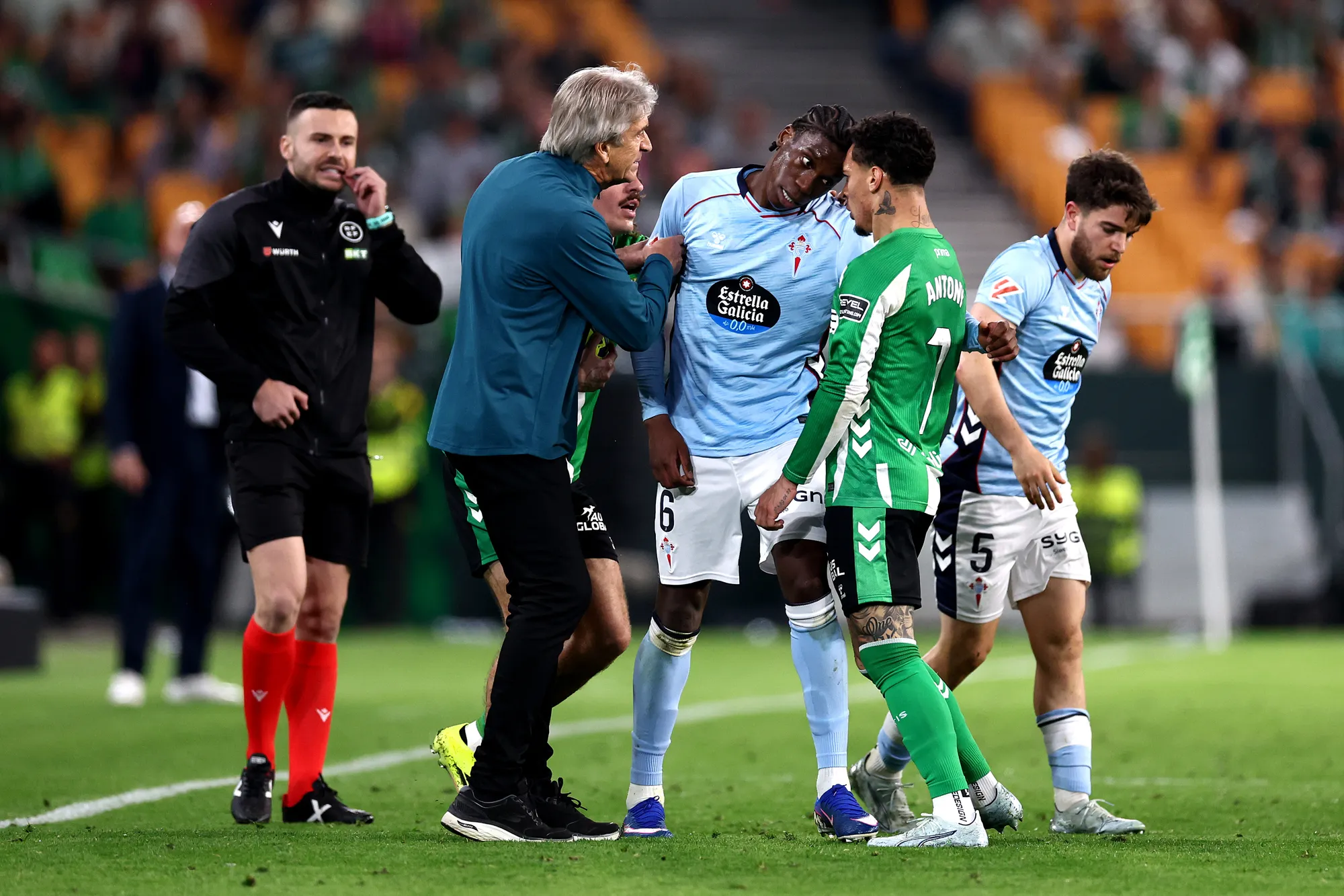 En el Betis no van a soltar a Manuel Pellegrini hasta que termine su contrato.