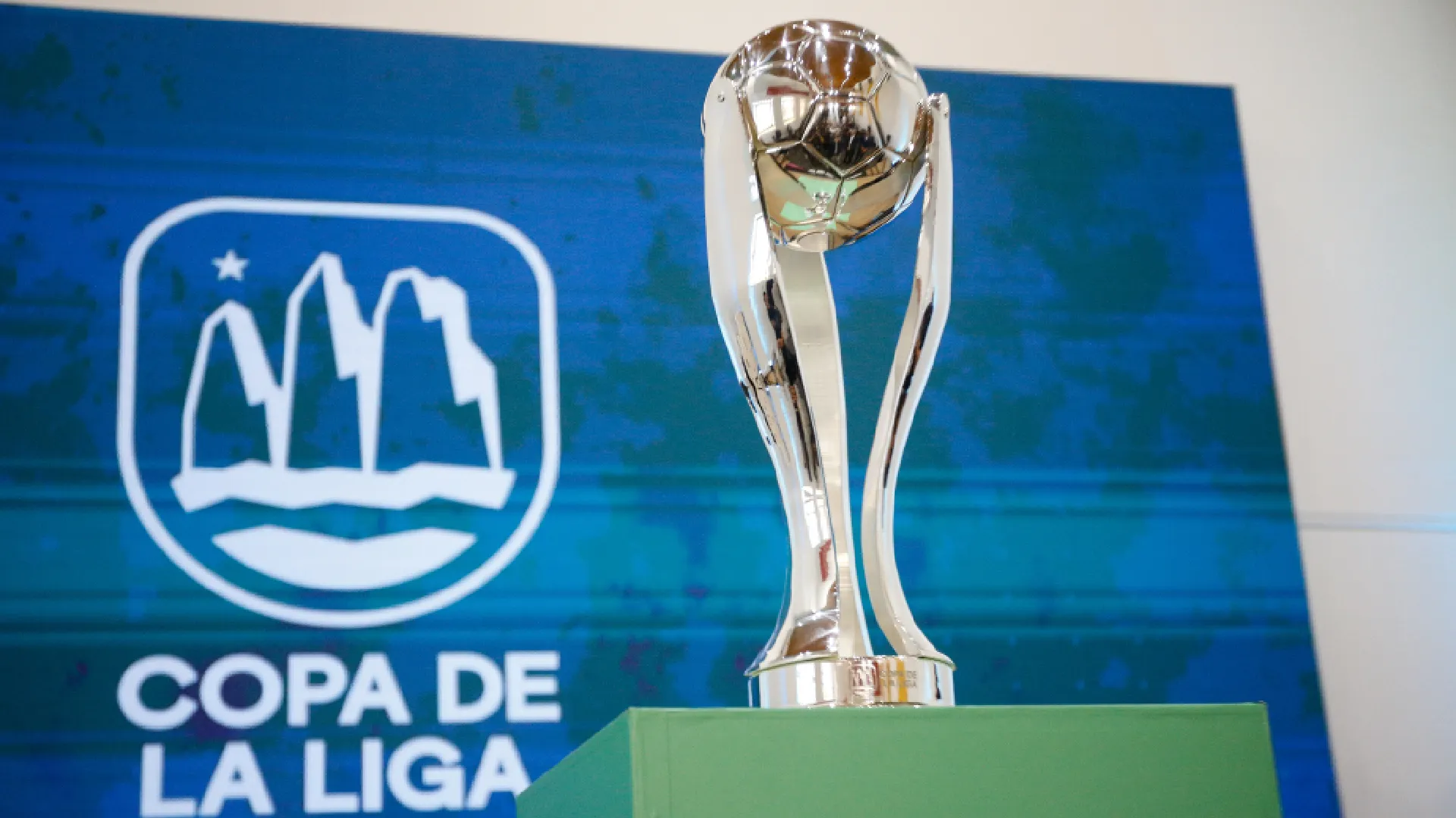 Este es el trofeo de la Copa de la Liga, el nuevo torneo que se disputará en el fútbol chileno. Foto: Photosport.