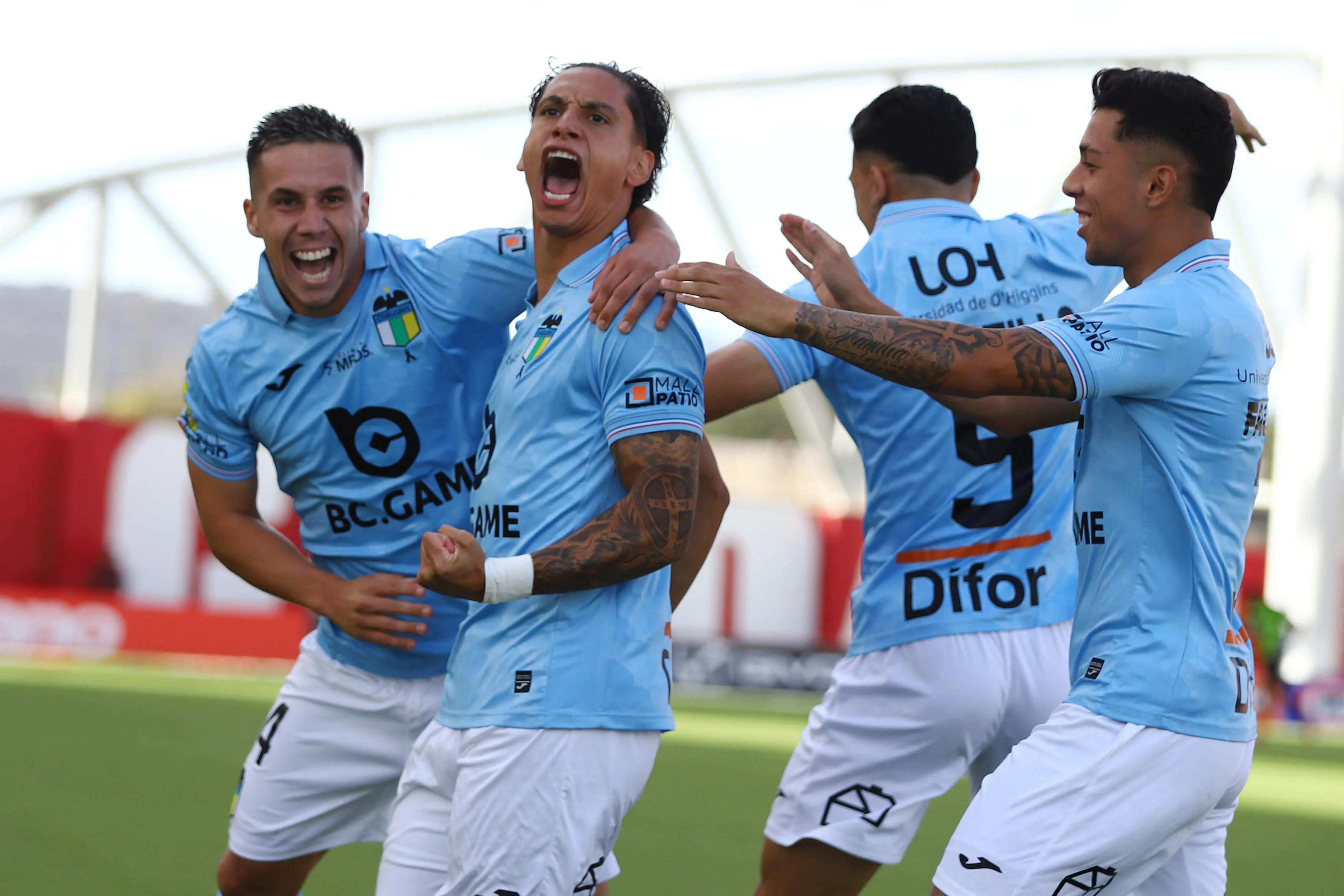 Martín Sarrafiore anotó dos golazos en La Calera. Celebra junto a Francisco González, quien tuvo un final caldeado. (Manuel Lema/Photosport).