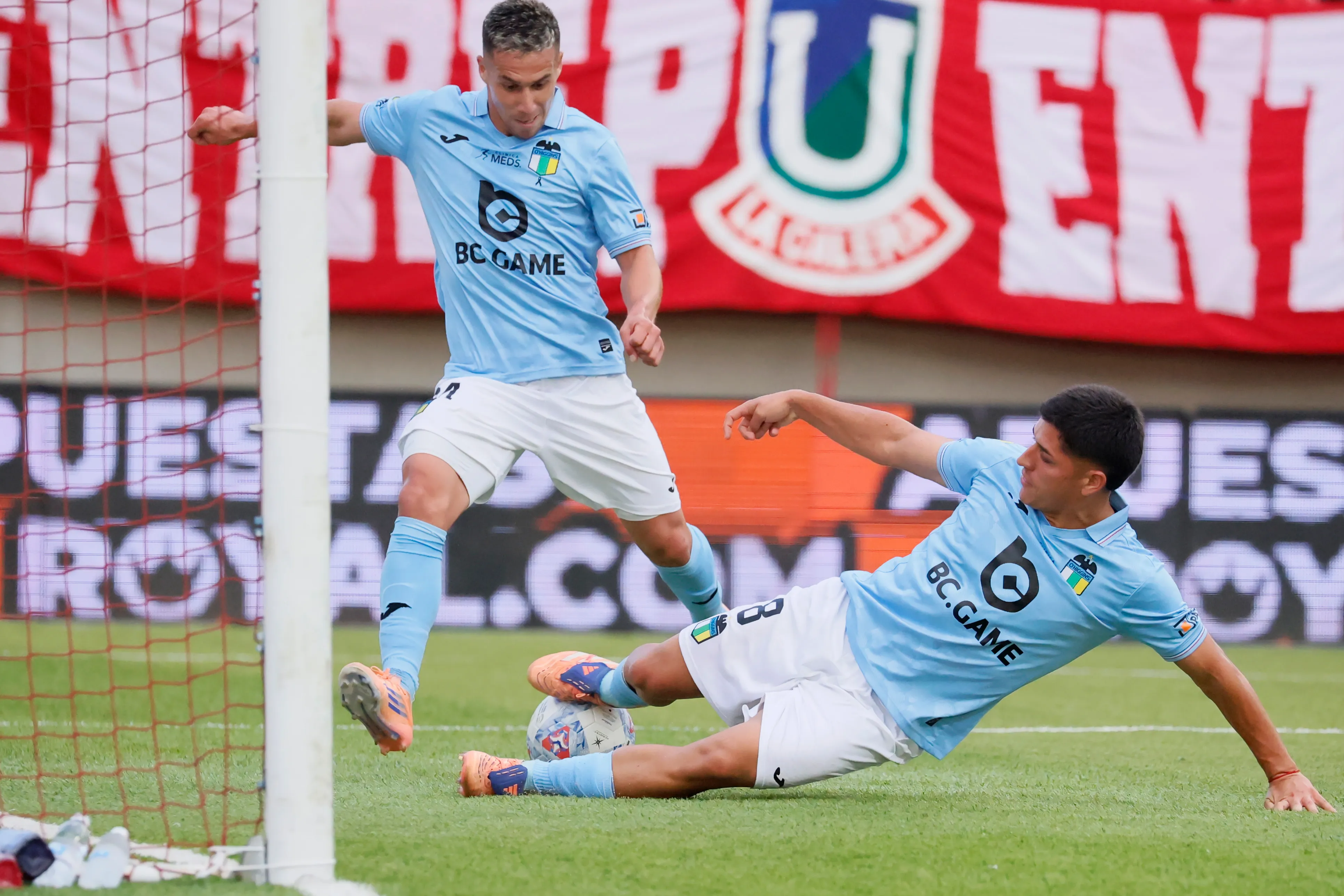 Francisco González estaba ahí para anotar, pero Felipe Ogaz lo hizo antes. (Sebastian Cisternas/Photosport).