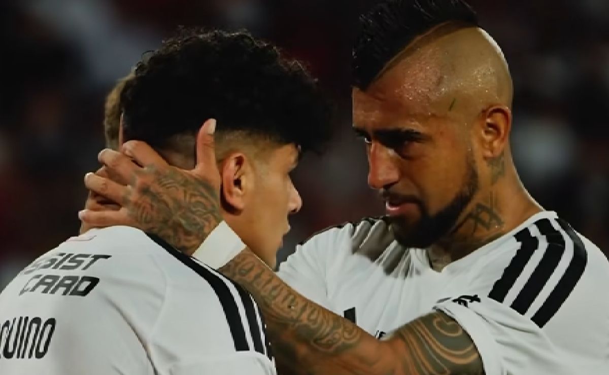 El aplaudido gesto de Arturo Vidal con Claudio Aquino en Colo Colo: arenga para volver al gol