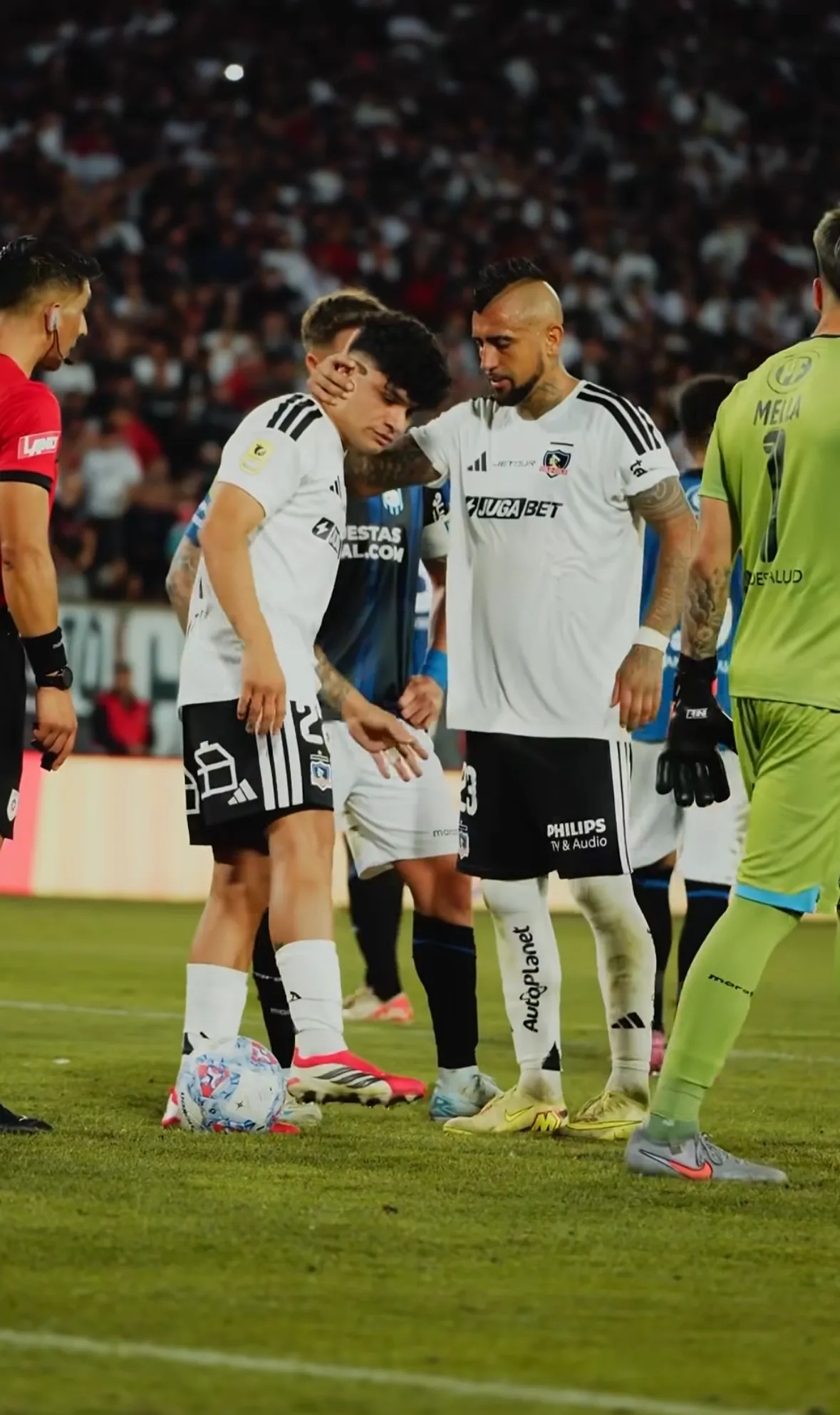 Arturo Vidal no dudó en calmar a Claudio Aquino para que rematara tranquilo su penal en Colo Colo. Foto: Instagram.