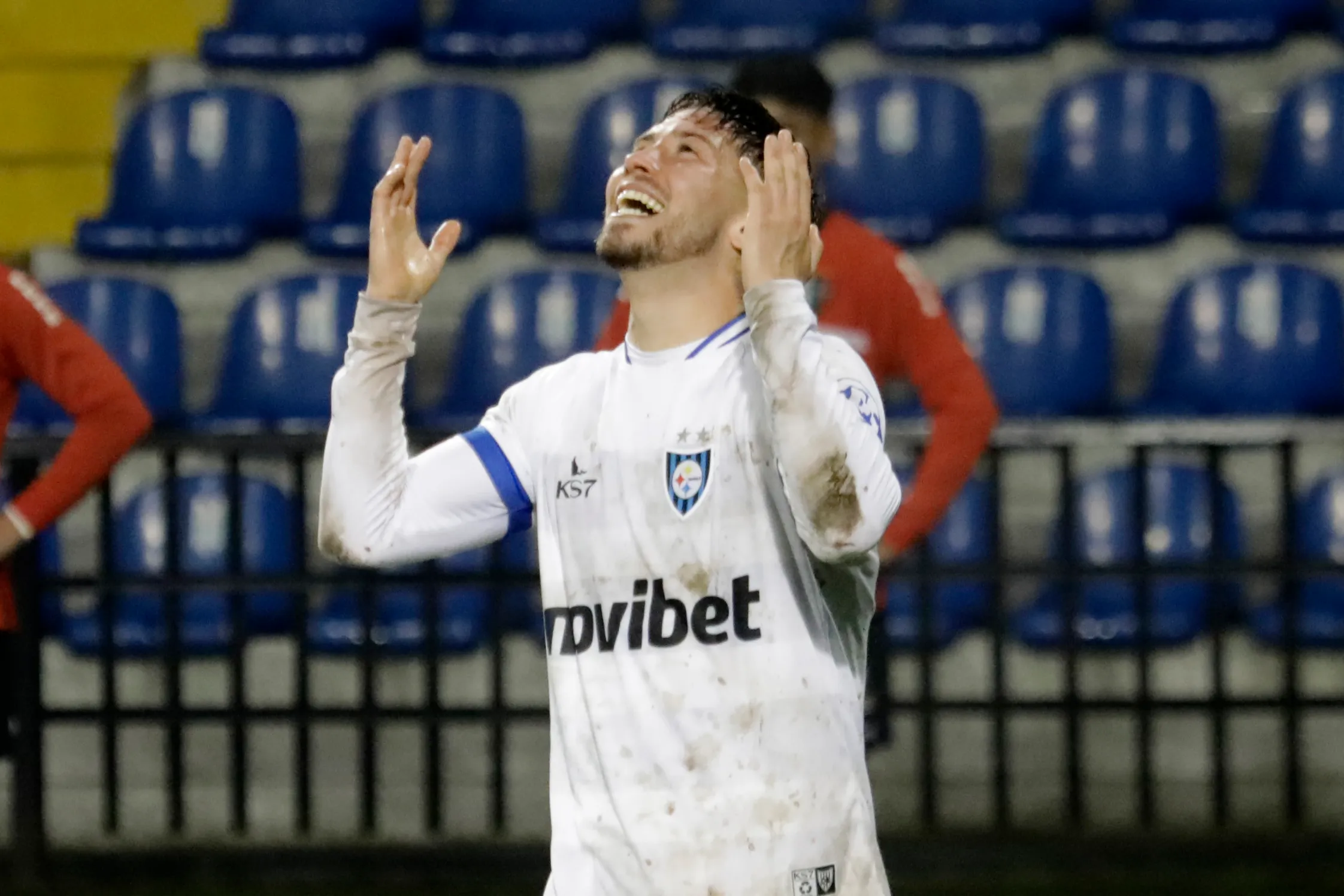 Felipe Loyola festeja un gol que anotó por Huachipato, donde celebró cinco conquistas. (Eduardo Fortes/Photosport).