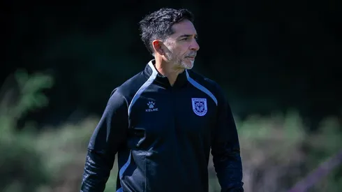 El nuevo DT lila golpeó la mesa en su arribo.