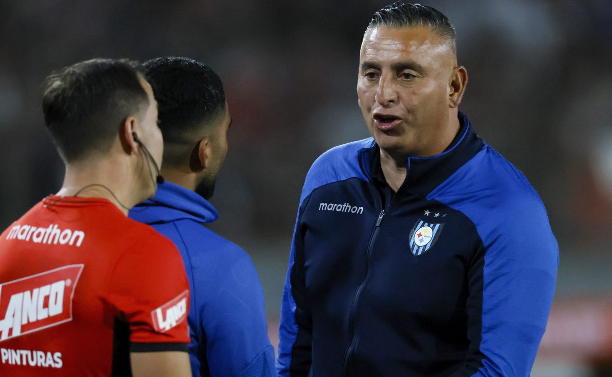 Árbitro explica la expulsión de Jaime García contra Colo Colo: “Conducta inadecuada”