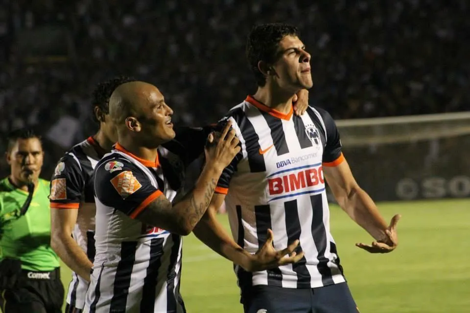 Madrigal junto a Chupete Suazo en Monterrey, donde jugaron juntos en 27 encuentros, según Transfermarkt.