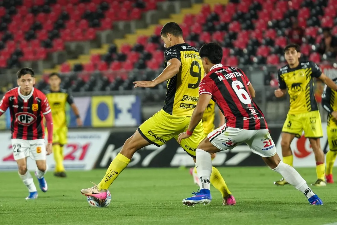Madrigal en acción ante los Canarios vs Rangers de Talca en el estadio Iván Azócar Bernales.