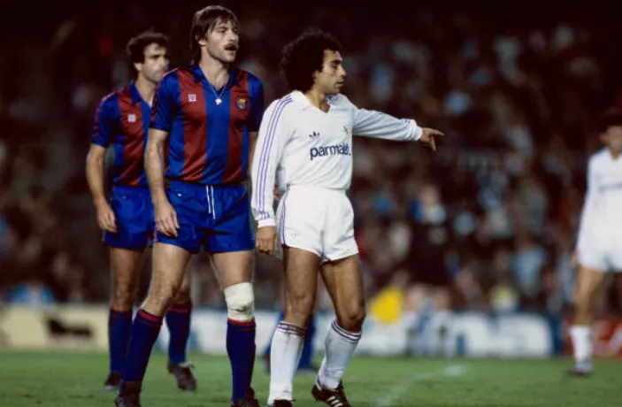 Hugo Sánchez en acción en un clásico de España entre Real Madrid y Barcelona. (Getty Images).