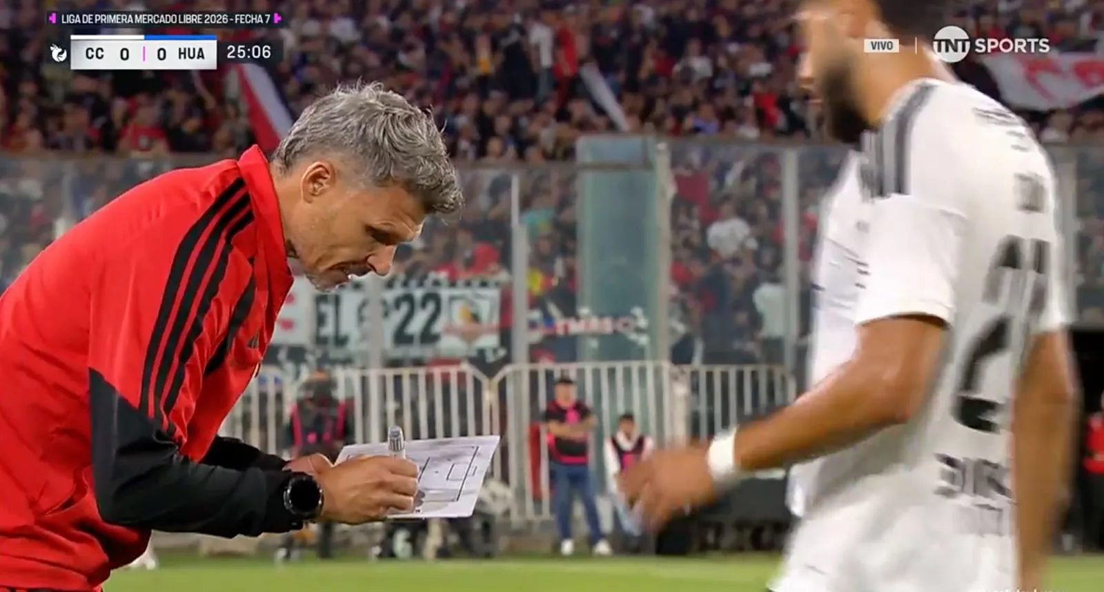 Diego Ulloa se acercó a la banda a recibir indicaciones de Fernando Ortiz. (Captura TNT Sports).