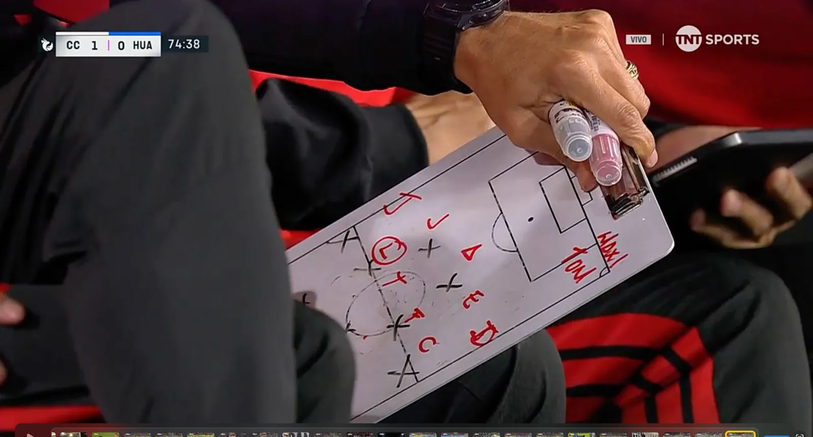 Minuto 75 y esto había en la pizarra del cuerpo técnico albo. (Captura TNT Sports).