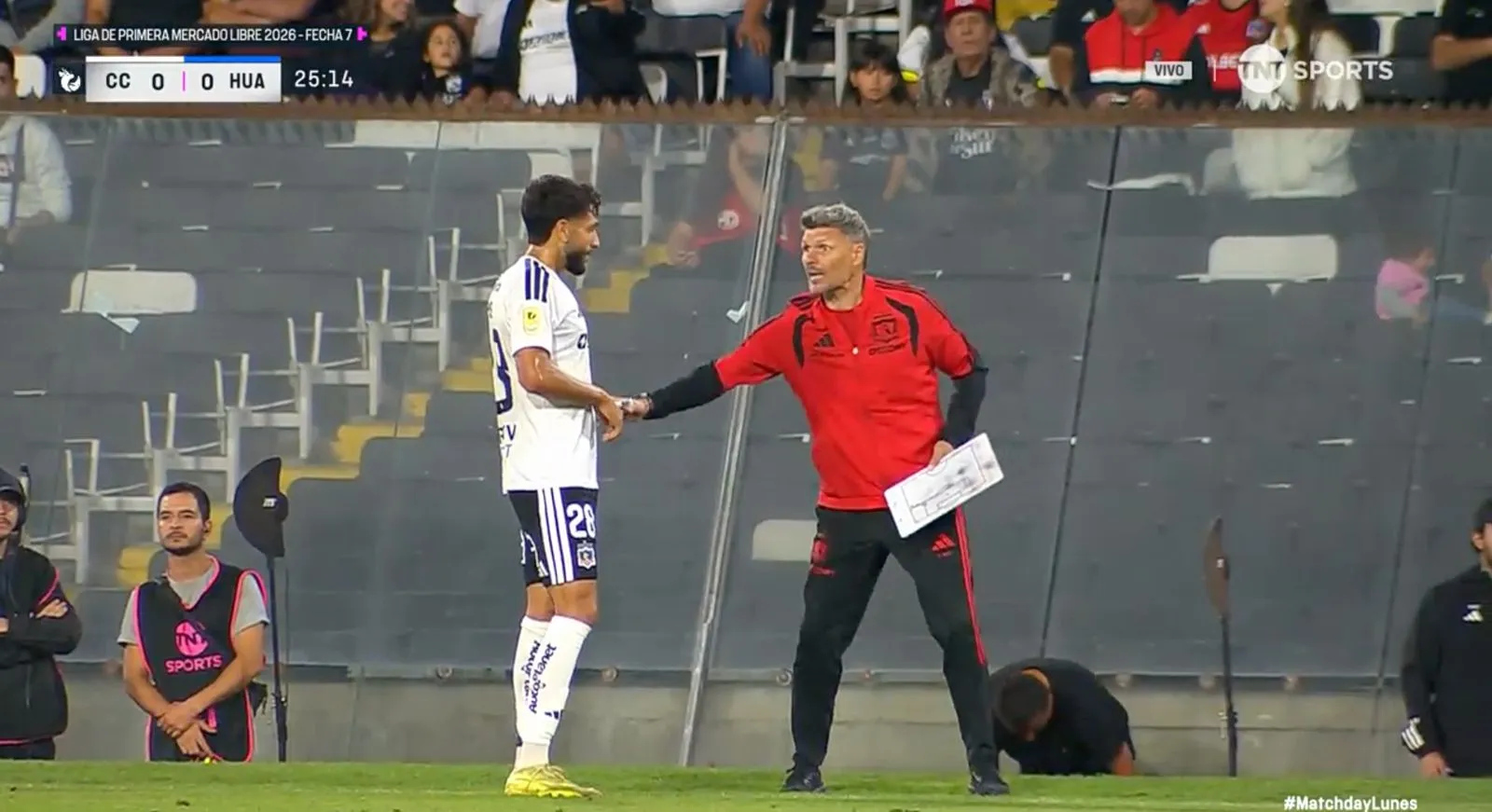 Fernando Ortiz y unas indicaciones a Jeyson Rojas. (Captura TNT Sports).