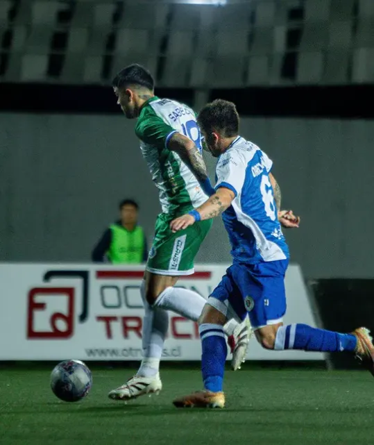 Alexis Sabella en acción por Deportes Puerto Montt. (Foto: @DPMChile).