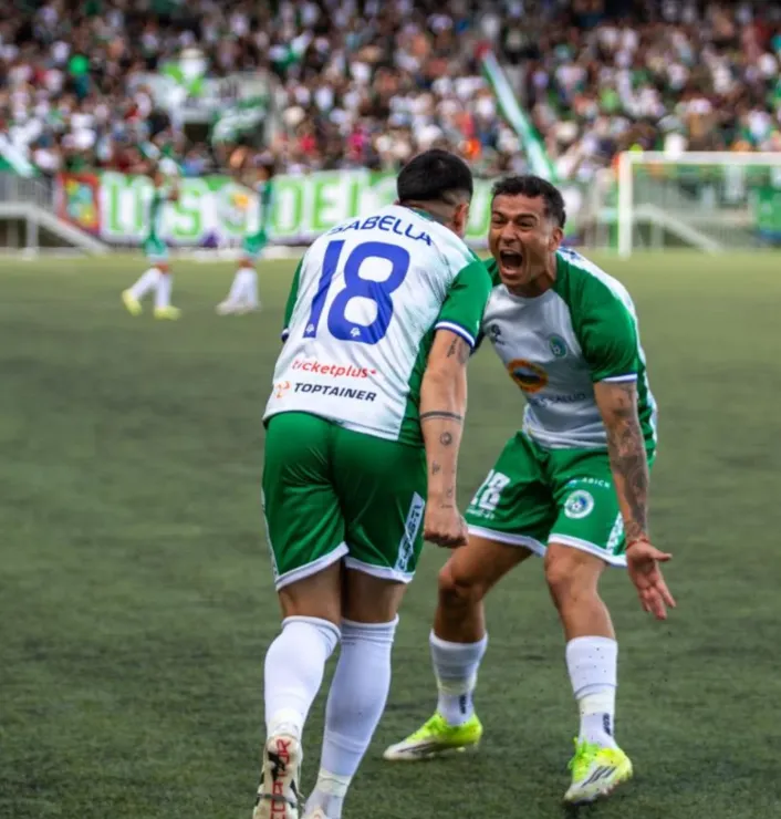 Alexis Sabella festeja en Puerto Montt junto a Sebastián Pérez. (Foto: @DPMChile).