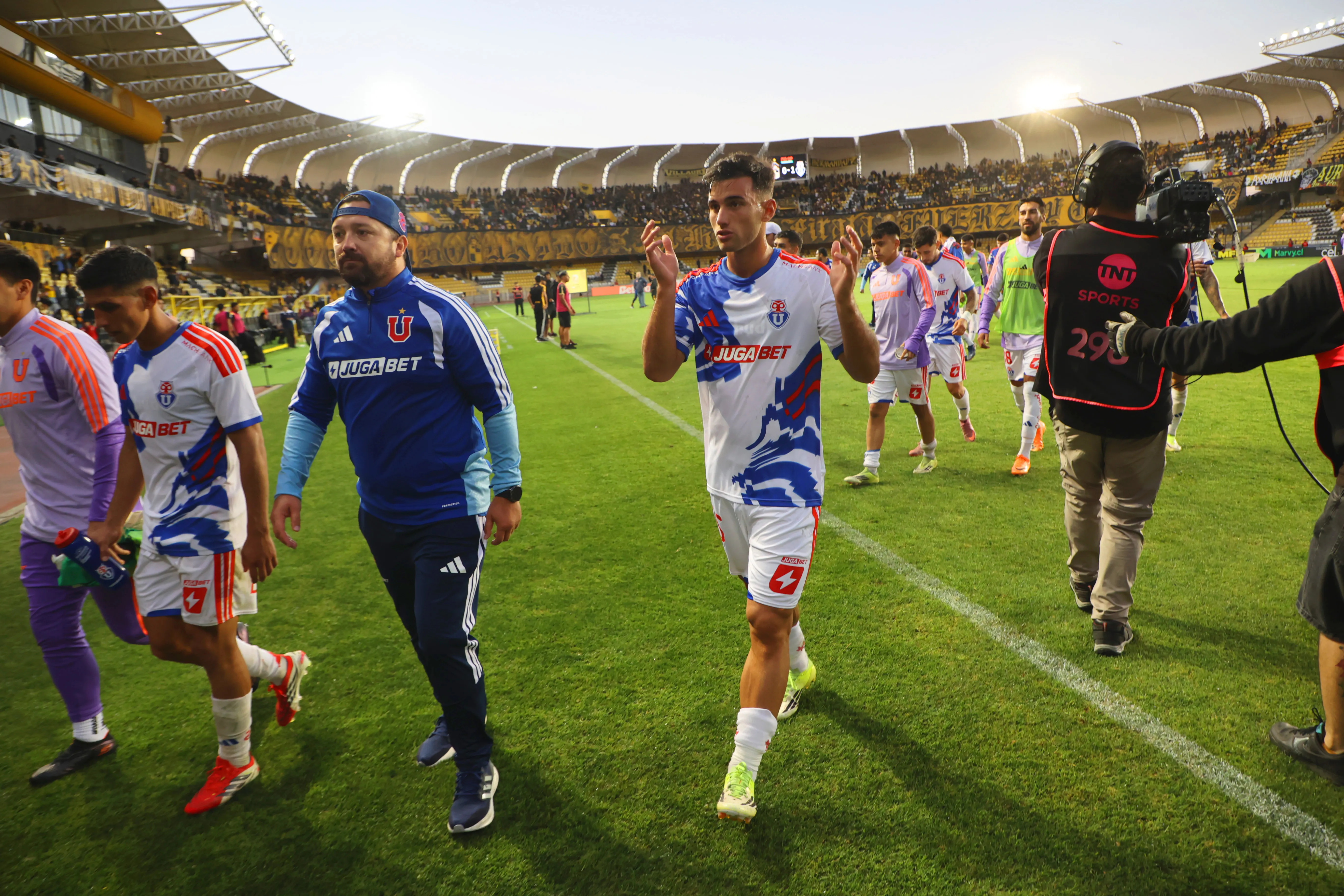Manuel Iturra fue el ayudante de Jhon Valladares en la victoria de la U ante Coquimbo. Foto: Dragomir Yankovic/Photosport