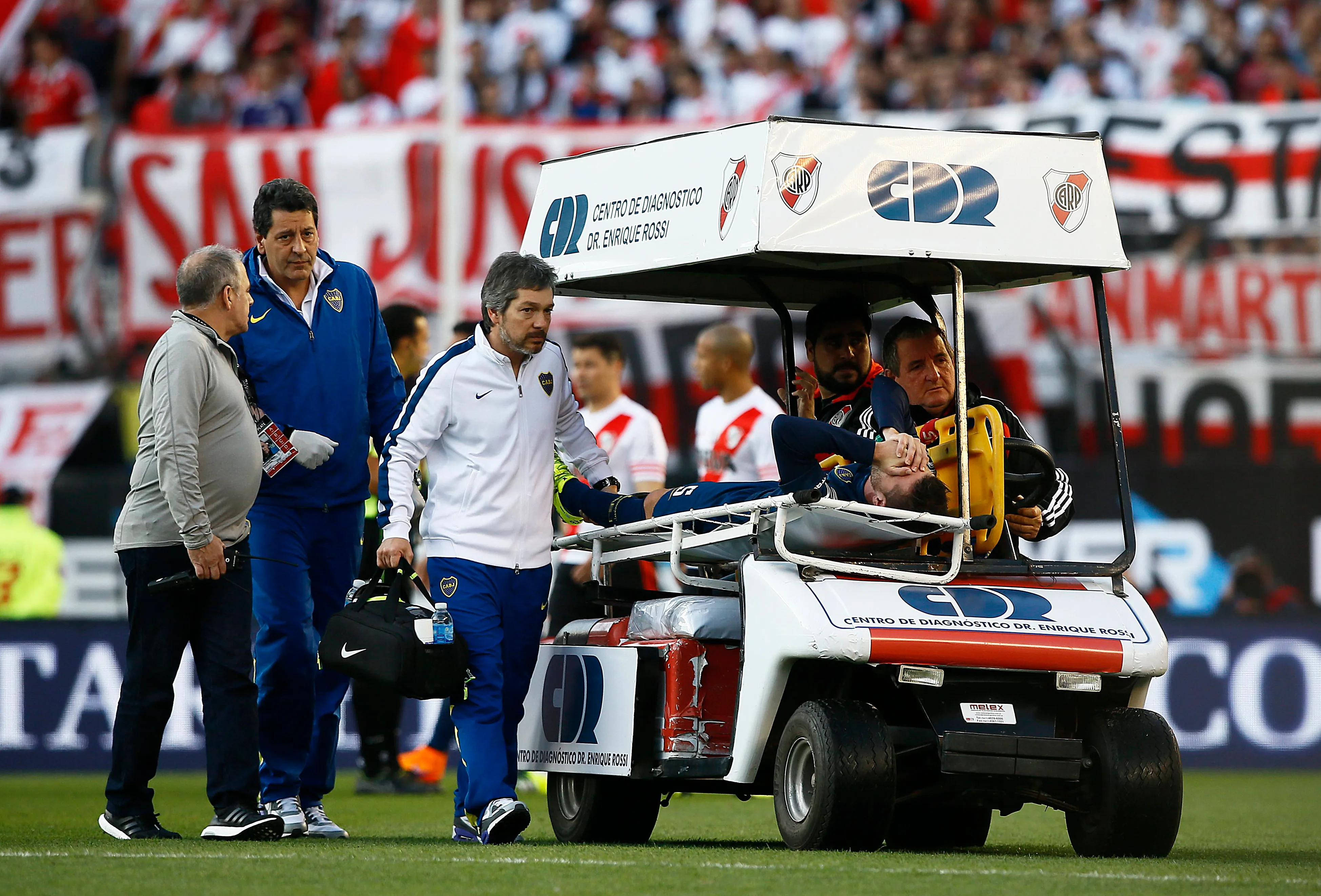 Una de las graves lesiones que sufrió Fernando Gago en su carrera. (Photogamma/Photosport).
