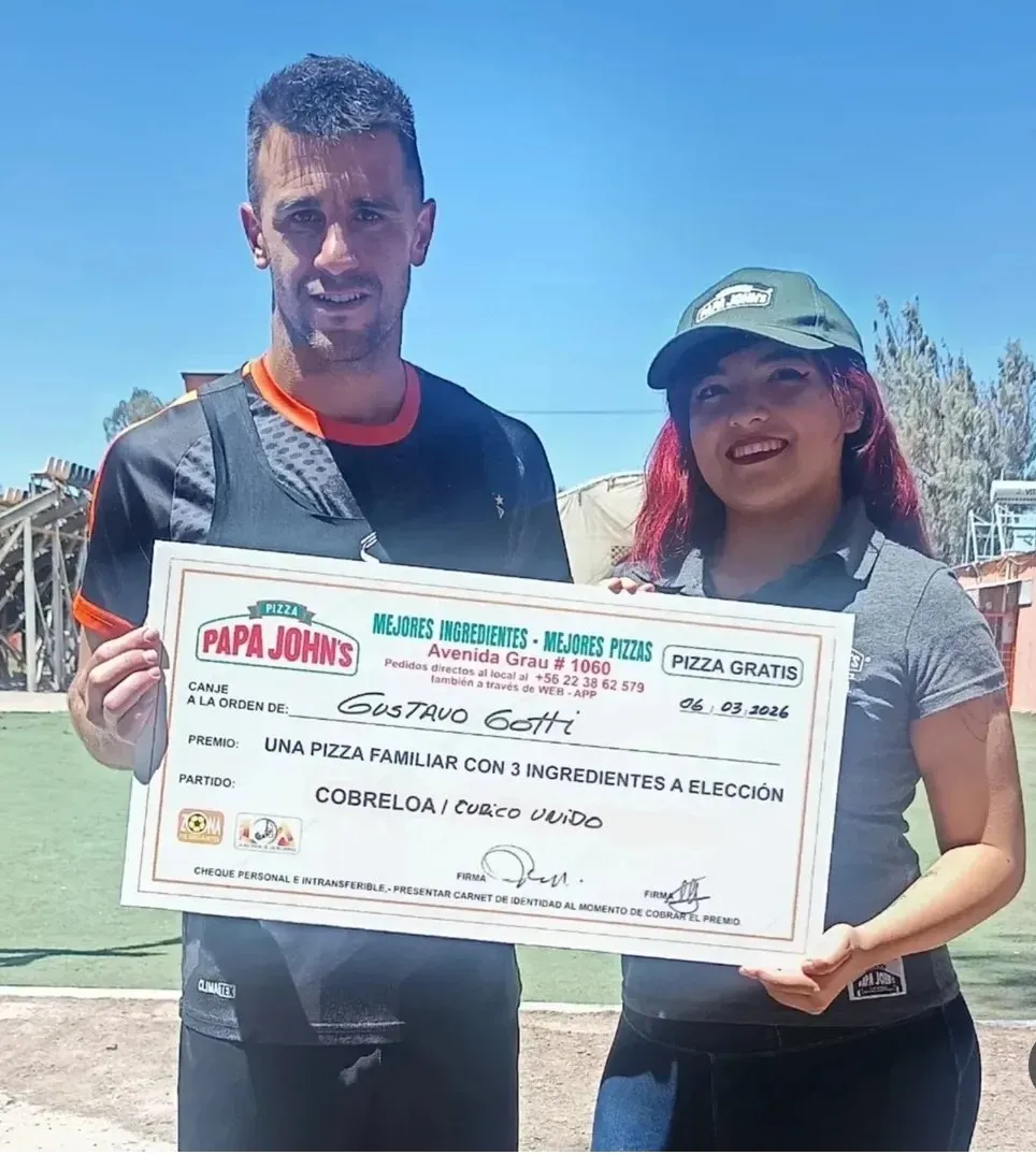 Gustavo Gotty posando con su premio en Cobreloa.