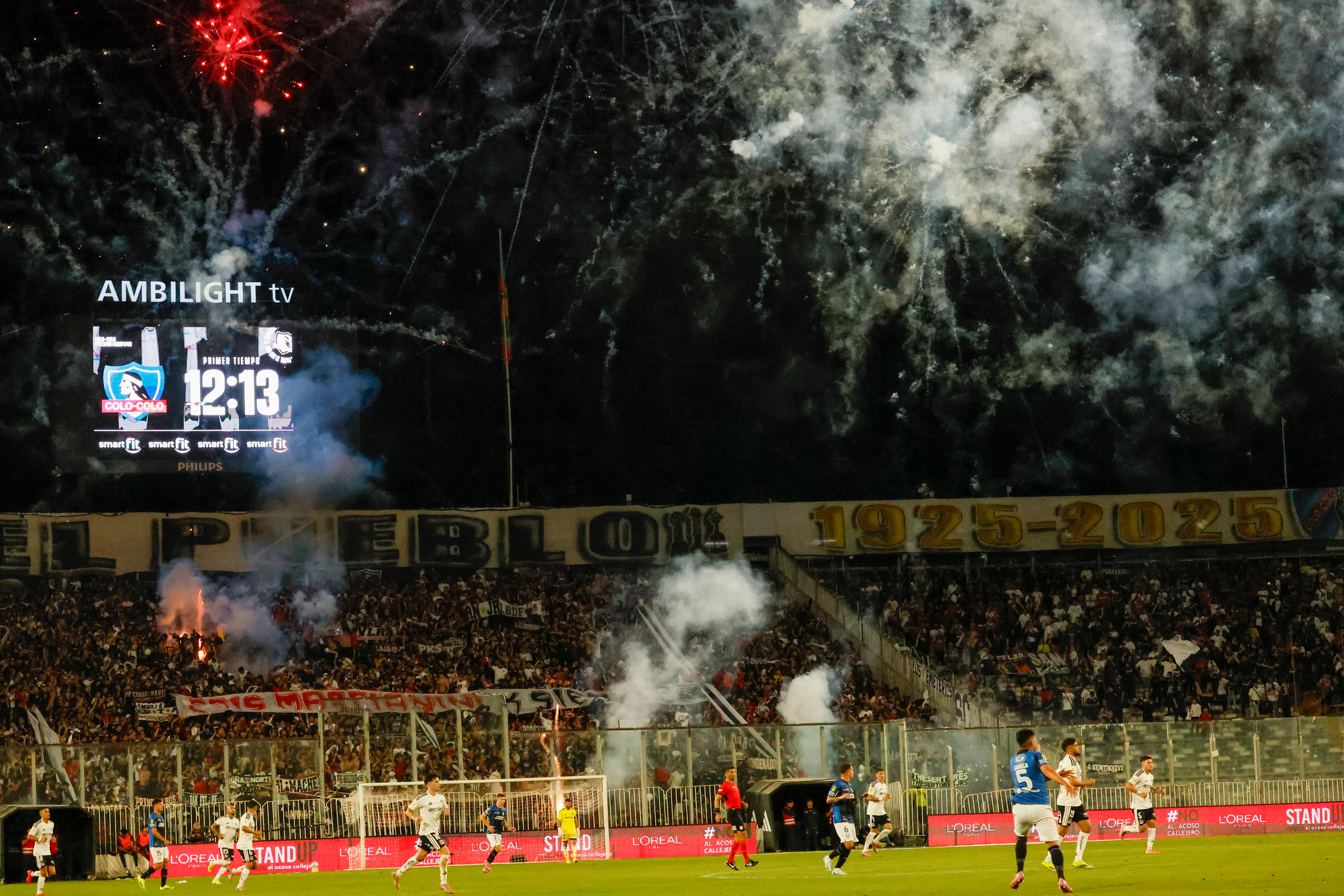 Los fuegos artificiales frente a Huachipato le valen una denuncia a Colo Colo. Foto: Photosport.