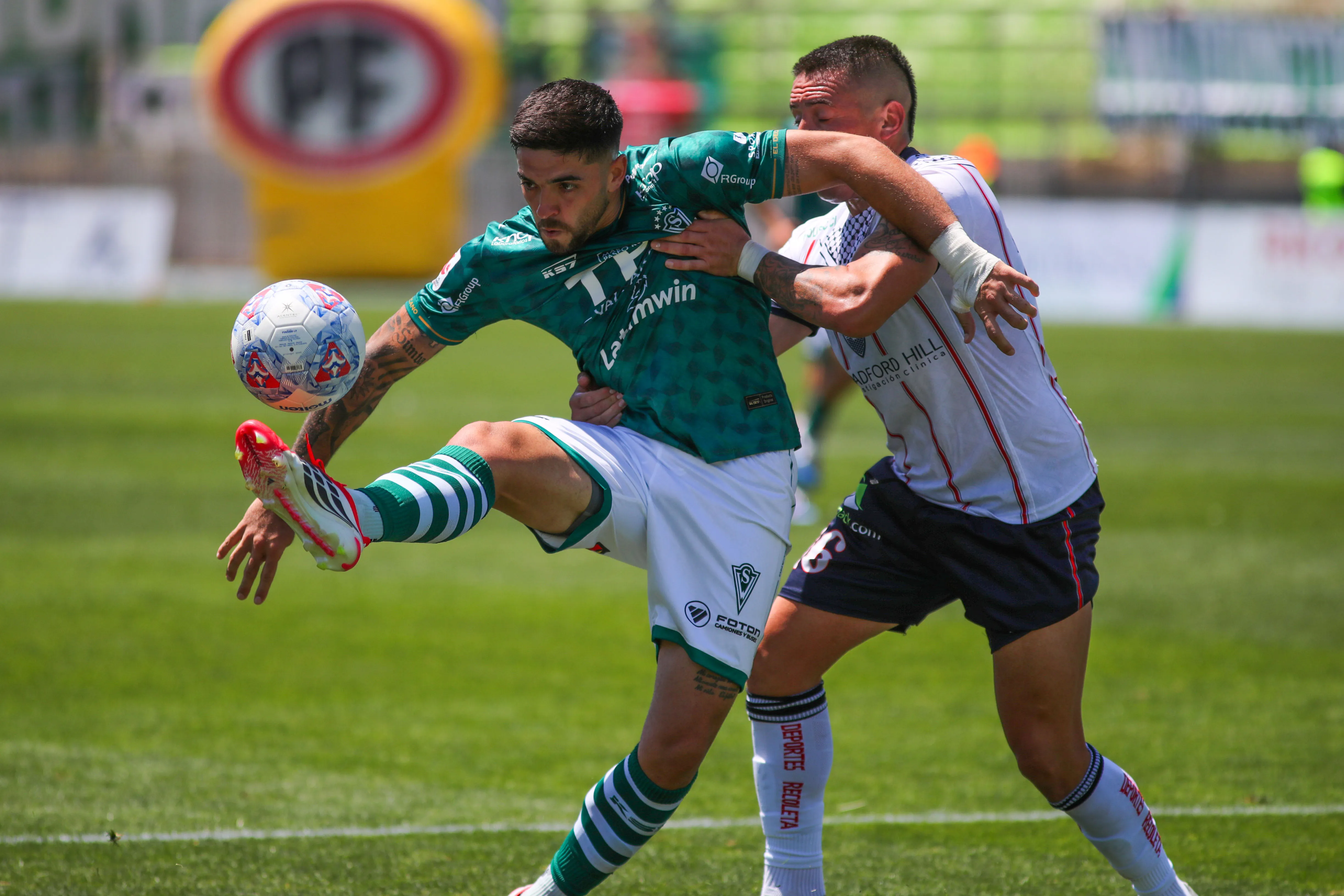 Marcos Camarda aguanta la marca de Brayams Viveros. (Manuel Lema/Aton Chile).