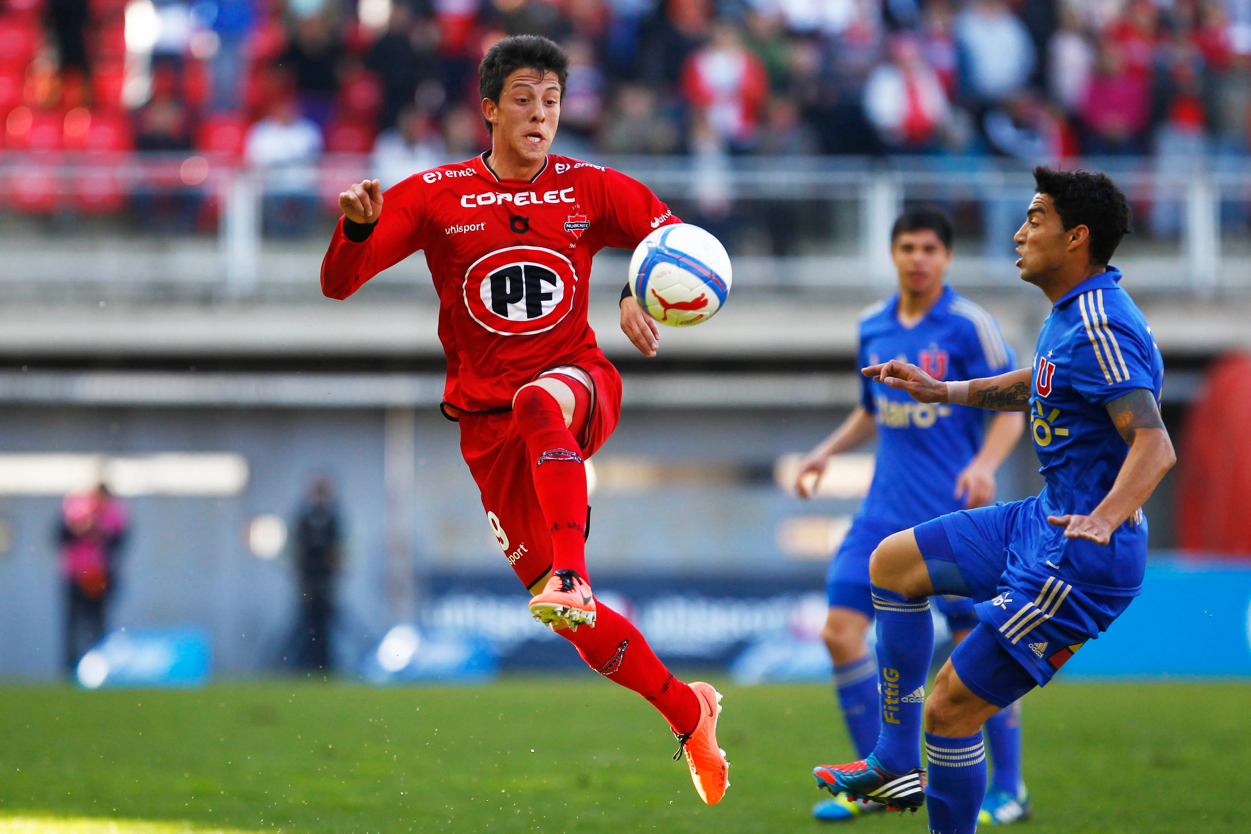 Pablo Parra en acción por Ñublense, club donde debutó. (Claudio Cruz/Photosport=.