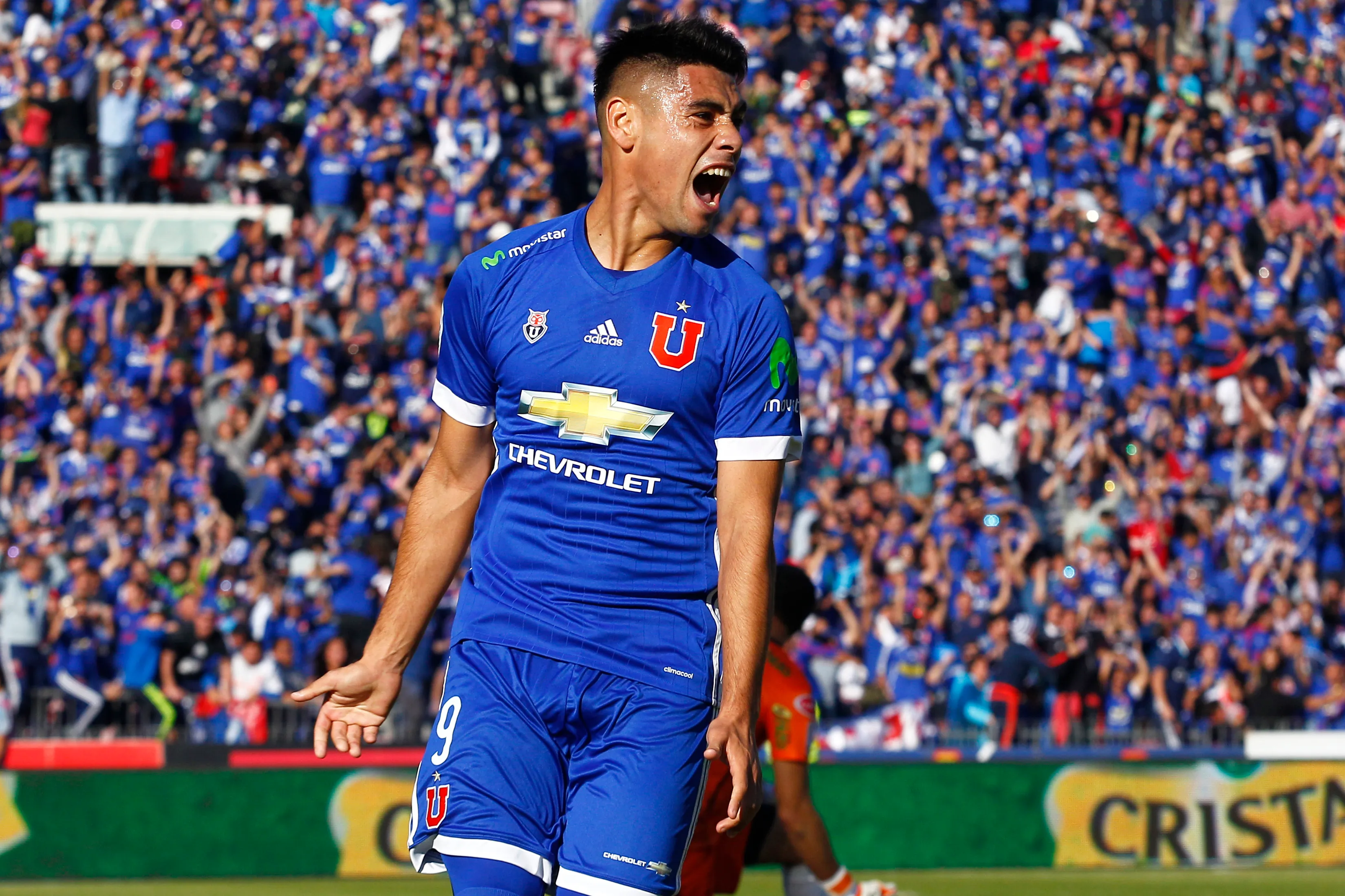 Felipe Mora y algo que se hizo hábito en la U: marcar goles y celebrar. (Marcelo Hernandez/Photosport).