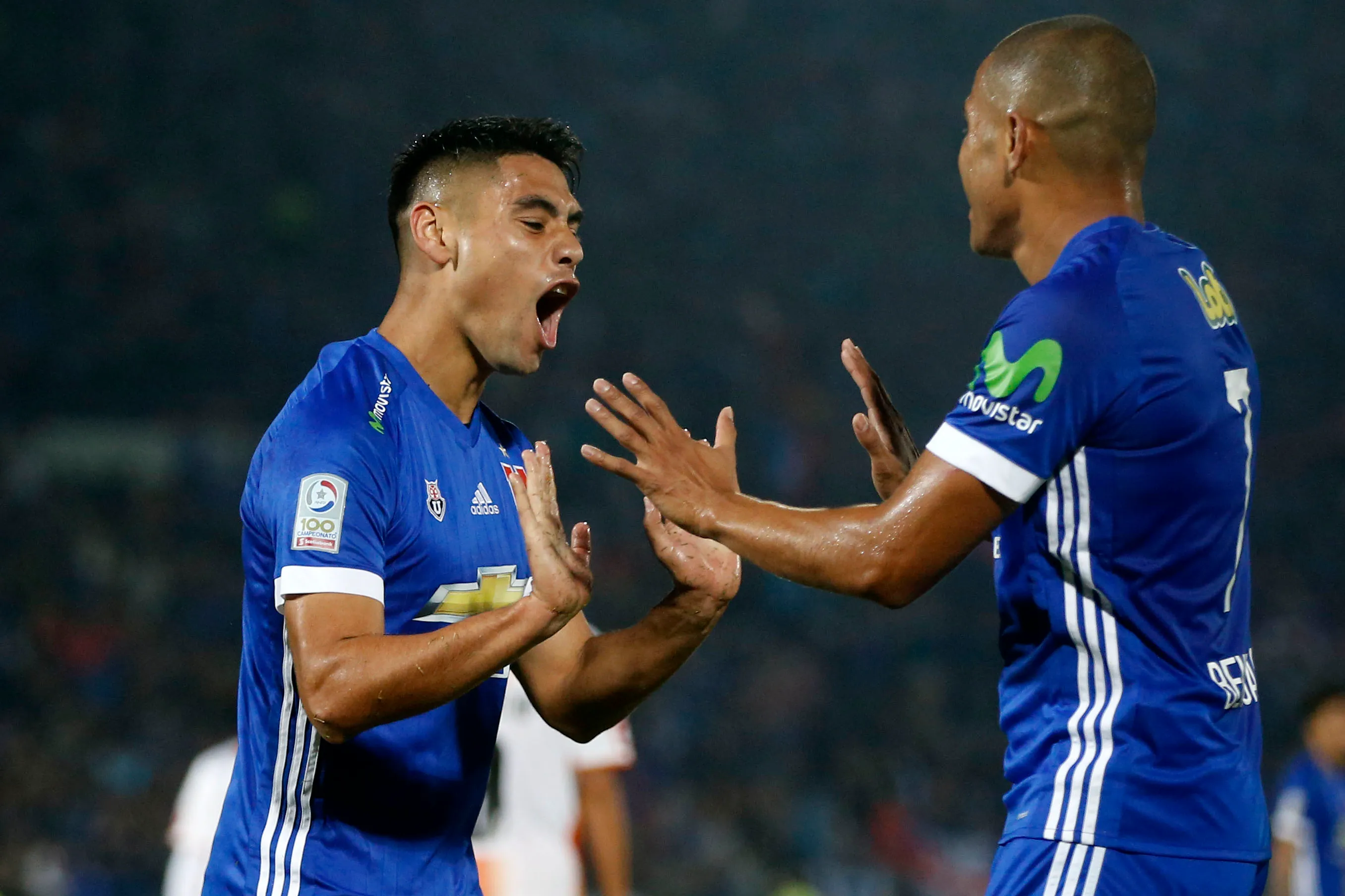 Felipe Mora grita un gol junto a Leandro Benegas. (Andres Pina/Photosport).