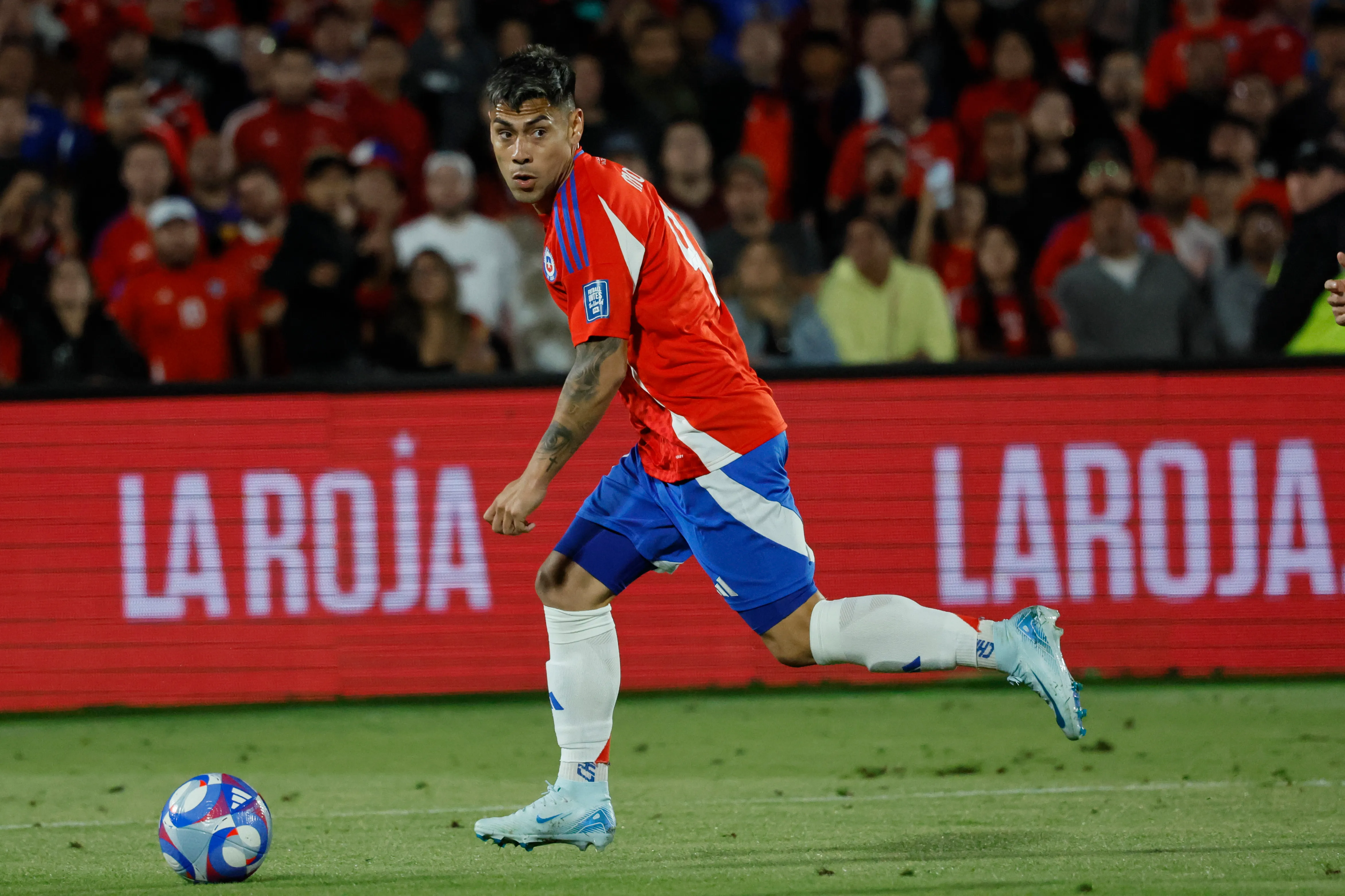 Felipe Mora suma un gol en la selección chilena, donde jugó 11 partidos. (Andres Pina/Photosport).