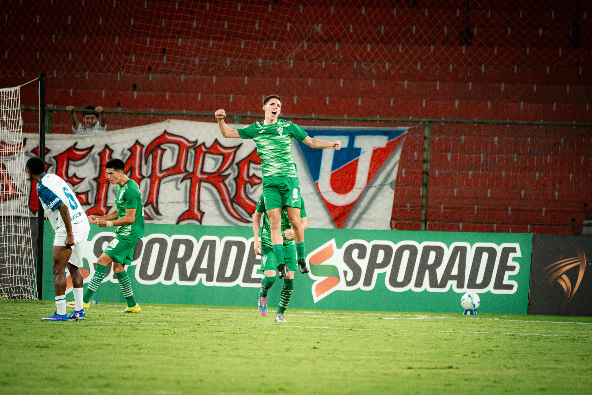 En su último partido de la fase de grupos, Wanderers igualó a 3 con LDU de Quito. (Foto: Conmebol)