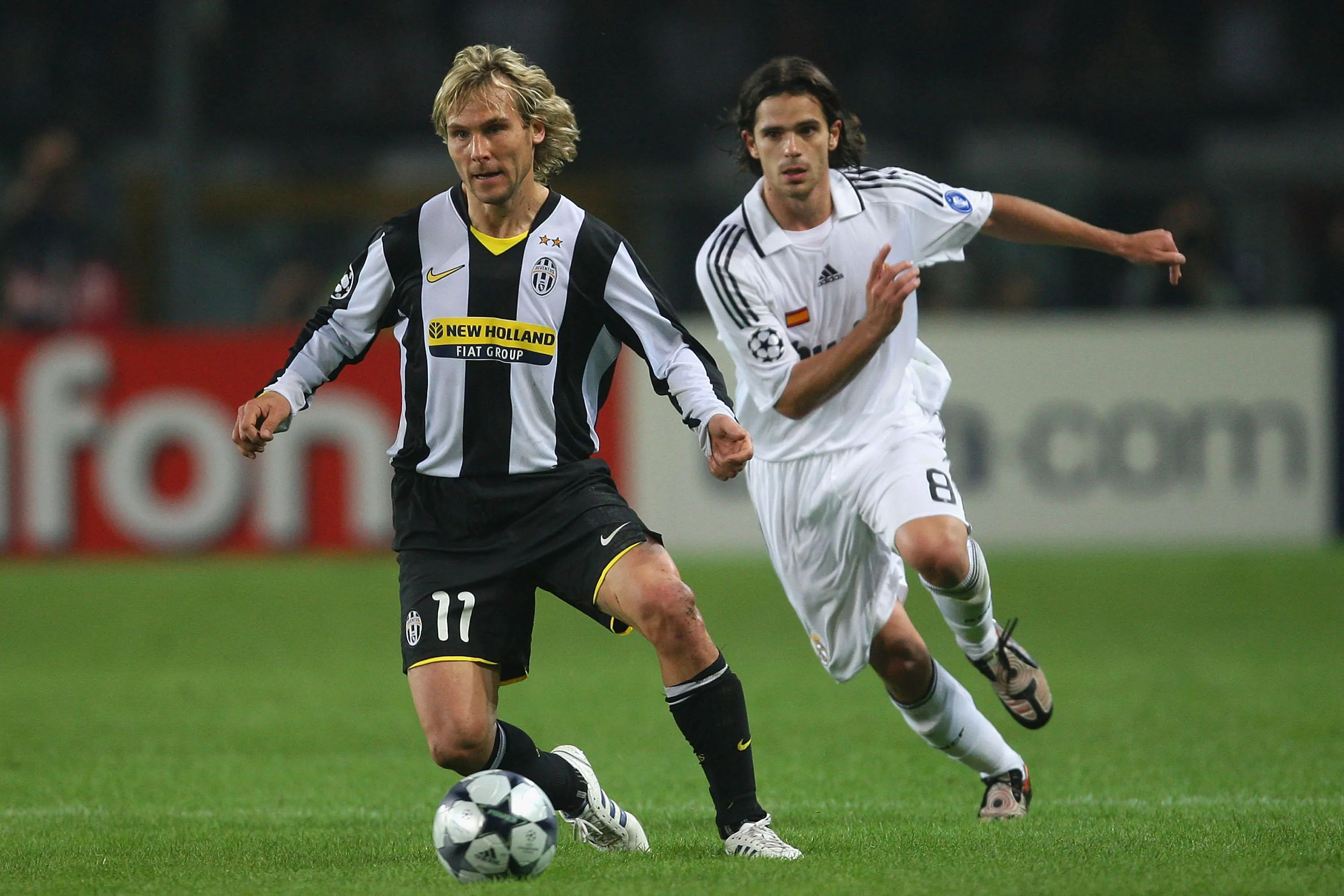 Fernando Gago ante Pavel Nedved en un duelo entre Juventus y Real Madrid. (Hamish Blair/Getty Images).