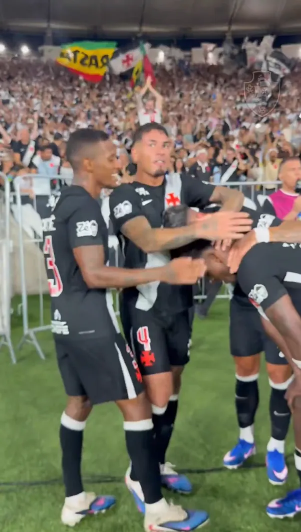 Alan Saldivia quiso cumplir dos funciones con la misma acción: celebrar y quemar minutos. (Captura Vasco da Gama).