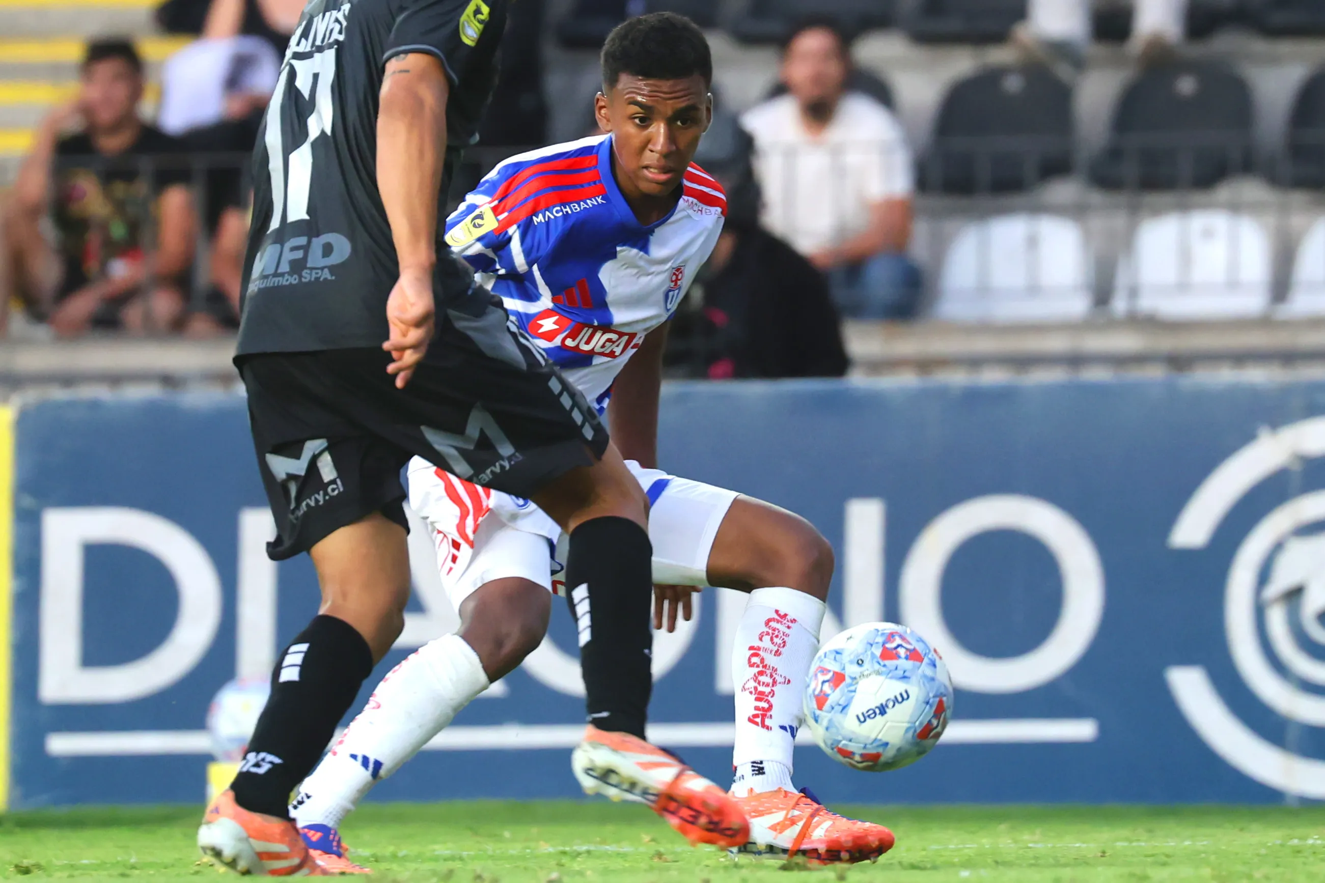 Jhon Cortés ingresó cargado al sector izquierdo en la U de Chile. (Dragomir Yankovic/Photosport).