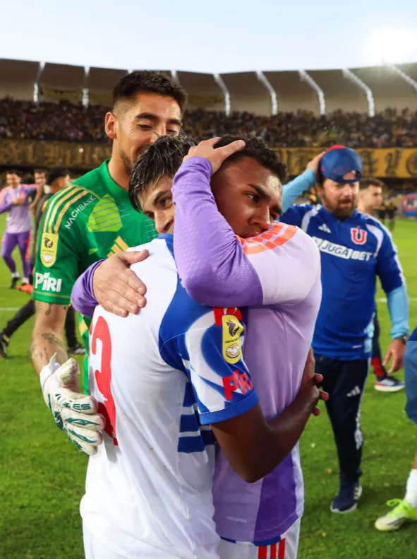 Fabián Hormazábal y Gabriel Castellón felicitaron a Jhon Cortés por su debut. (Foto: @UdeChile).