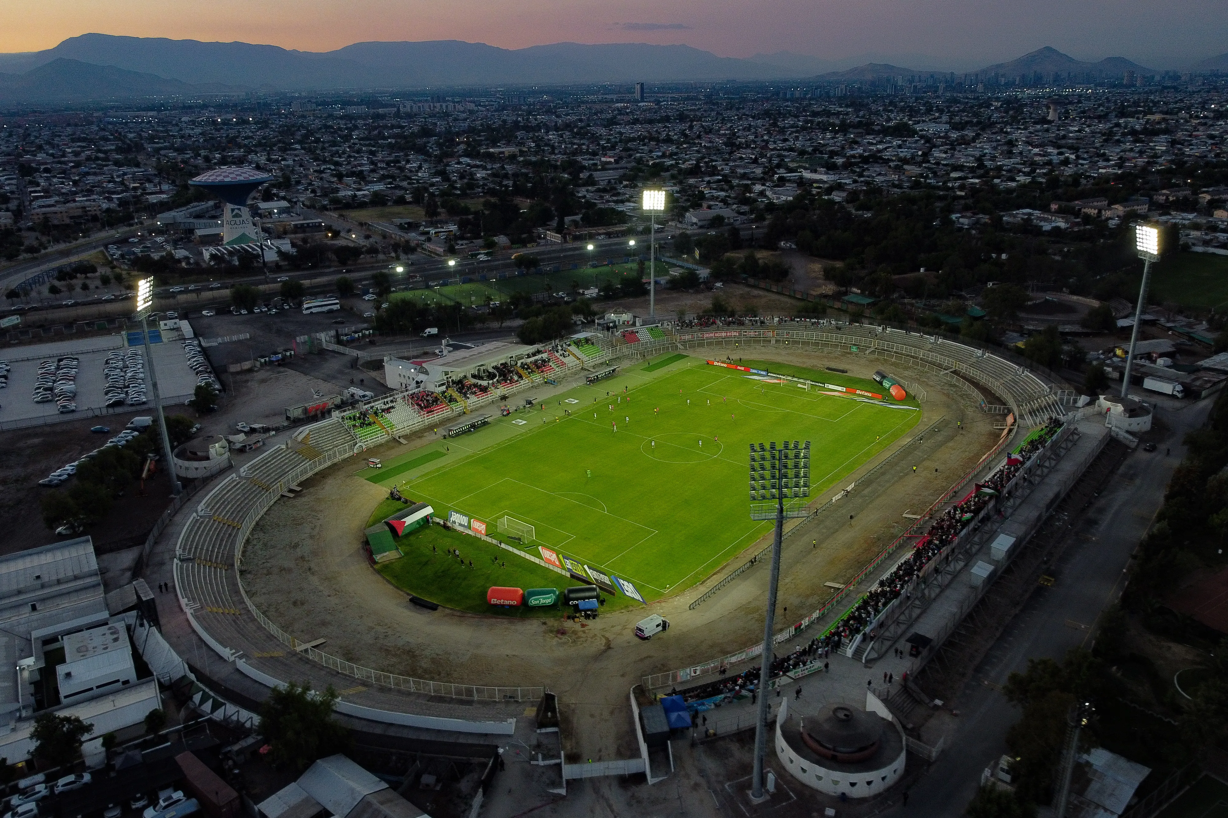 El Estadio Municipal de La Cisterna por fin podrá debutar a nivel continental tras 37 años de uso. | Foto: Photosport.