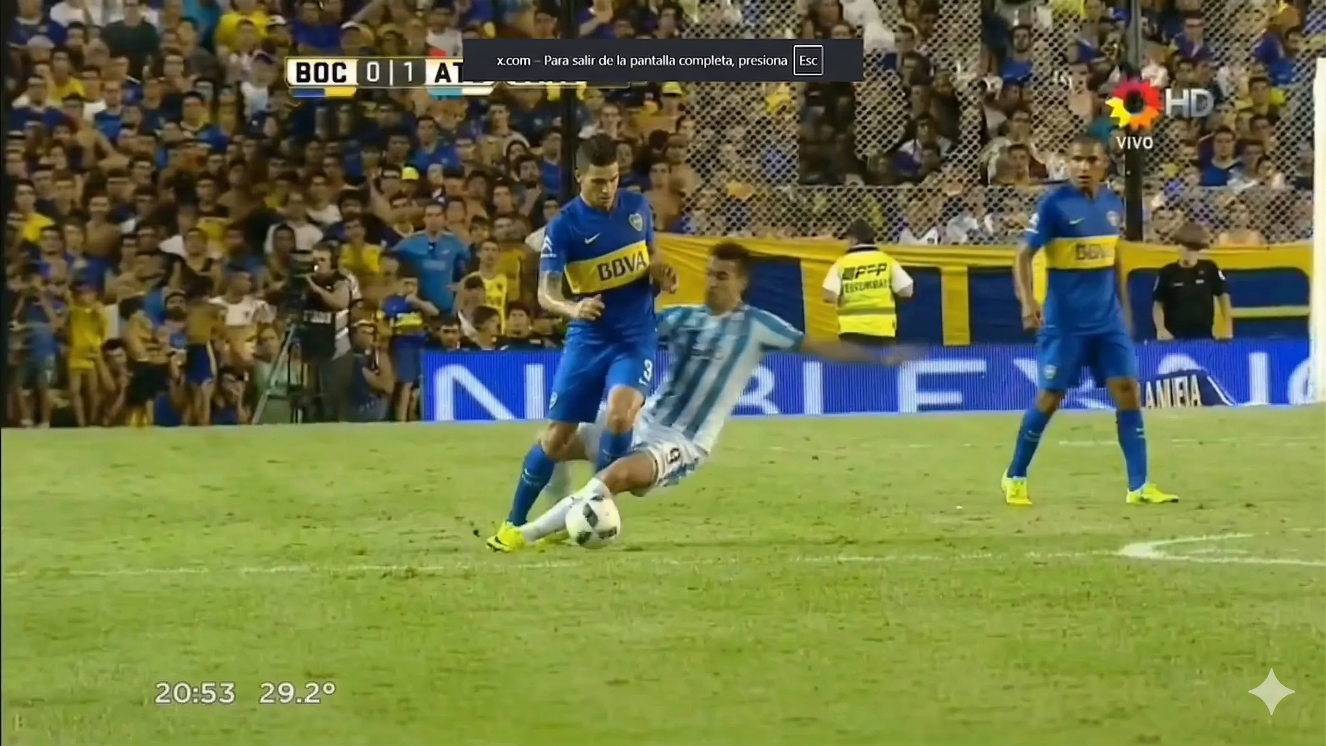 Una repetición de la falta de Zampedri a Gago. (Captura y Gemini IA).