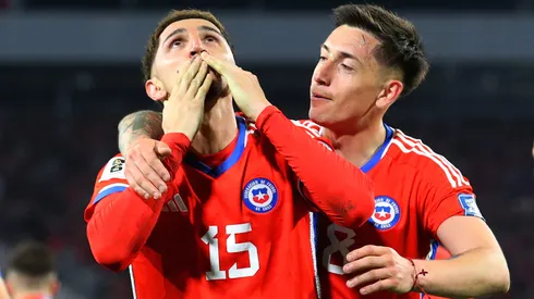 Diego Valdés celebra el gol que le anotó a Perú.