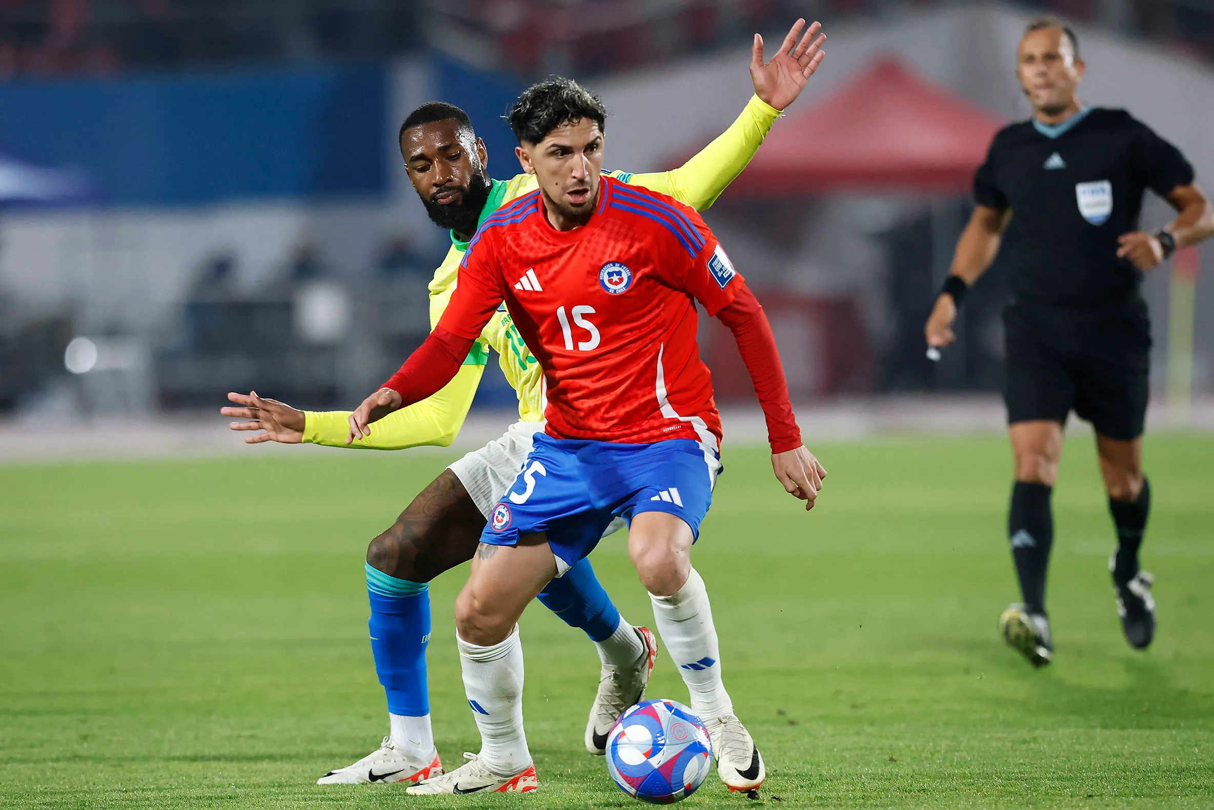 Diego Valdés en acción ante Brasil. (Pepe Alvujar/Photosport).