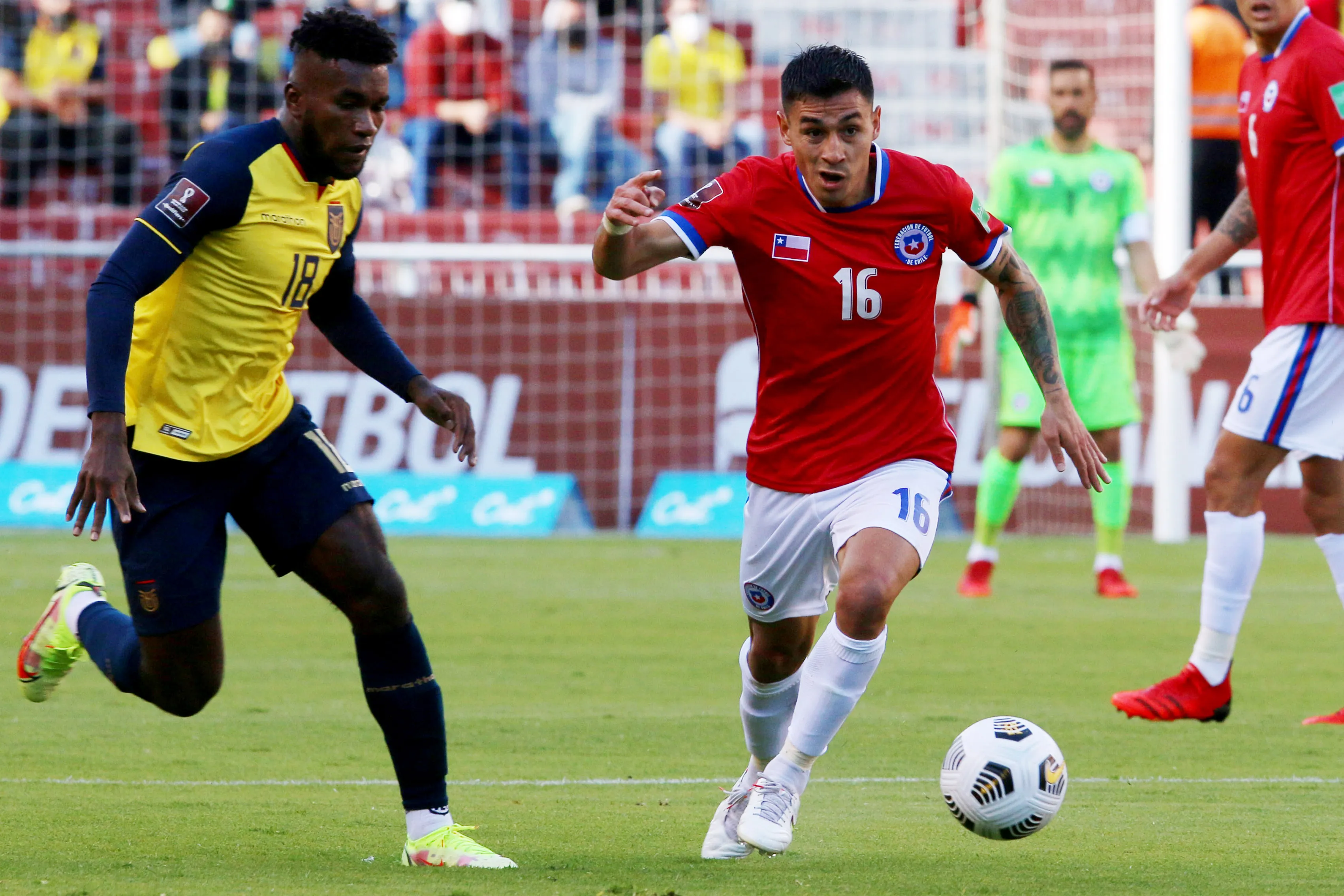 Claudio Baeza en acción por la Roja ante Ecuador. (Rolando Enriquez/Apifoto/Photosport).