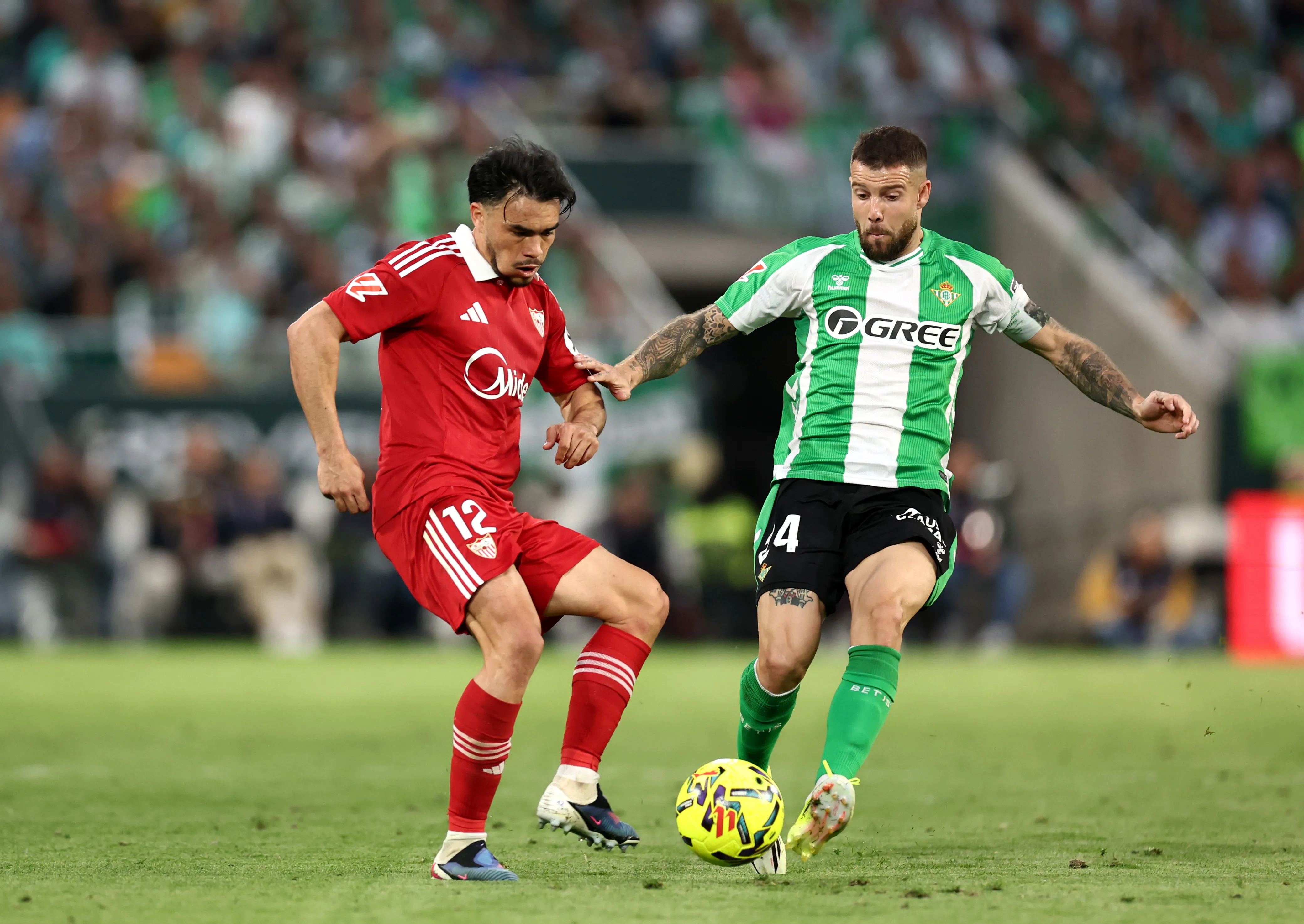 Gabriel Suazo en acción ante el Real Betis. (Fran Santiago/Getty Images).
