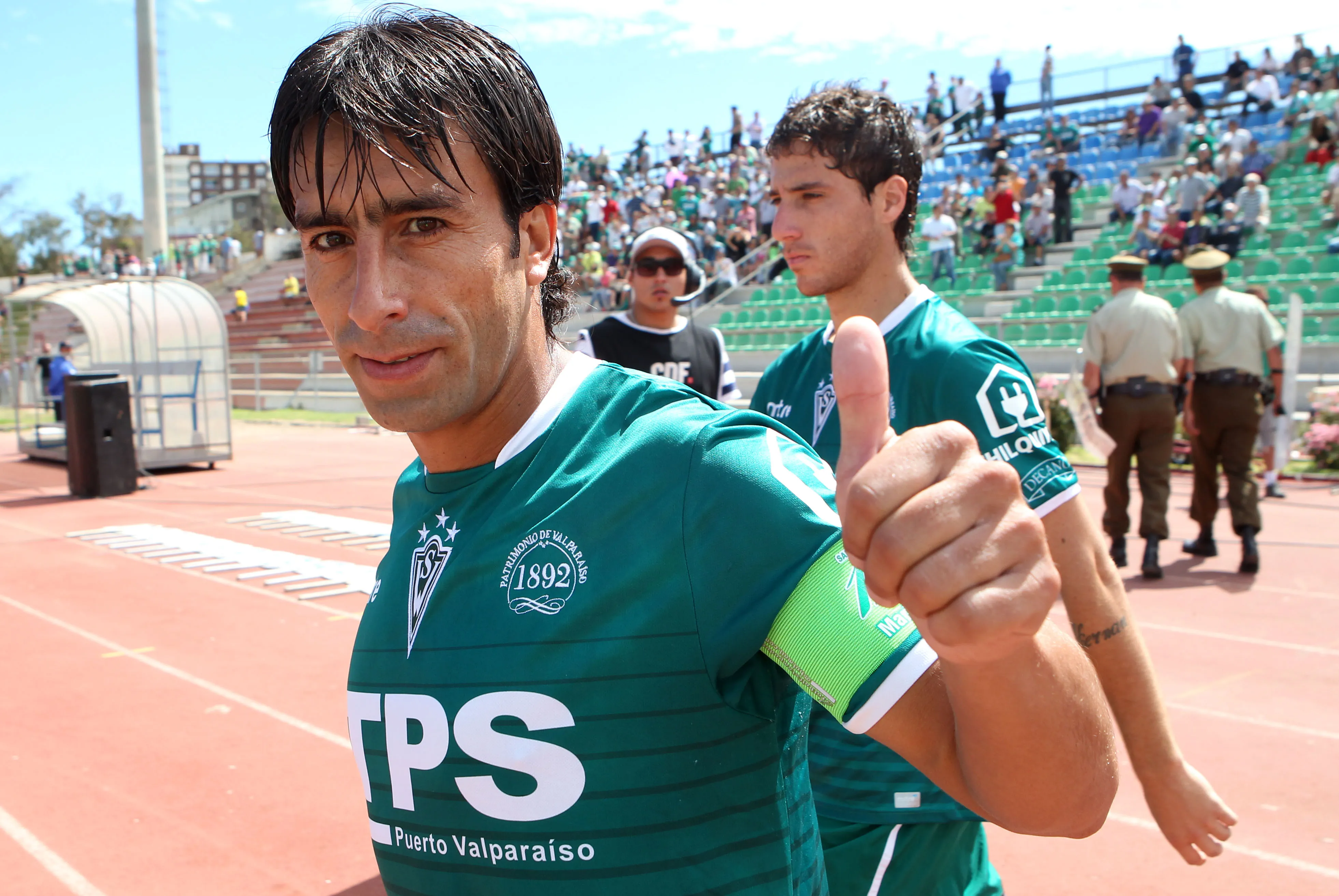 Moisés Villarroel fue capitán de Santiago Wanderers, donde se formó, fue campeón y hasta entrenador. (ANDRES PINA/PHOTOSPORT).