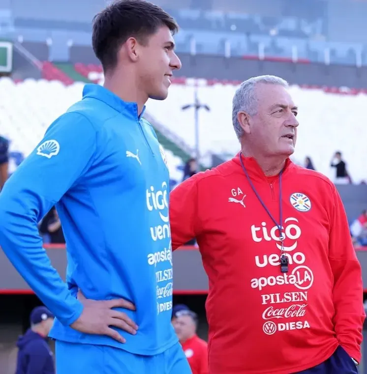 Romero junto al DT de Paraguay Gustavo Alfaro