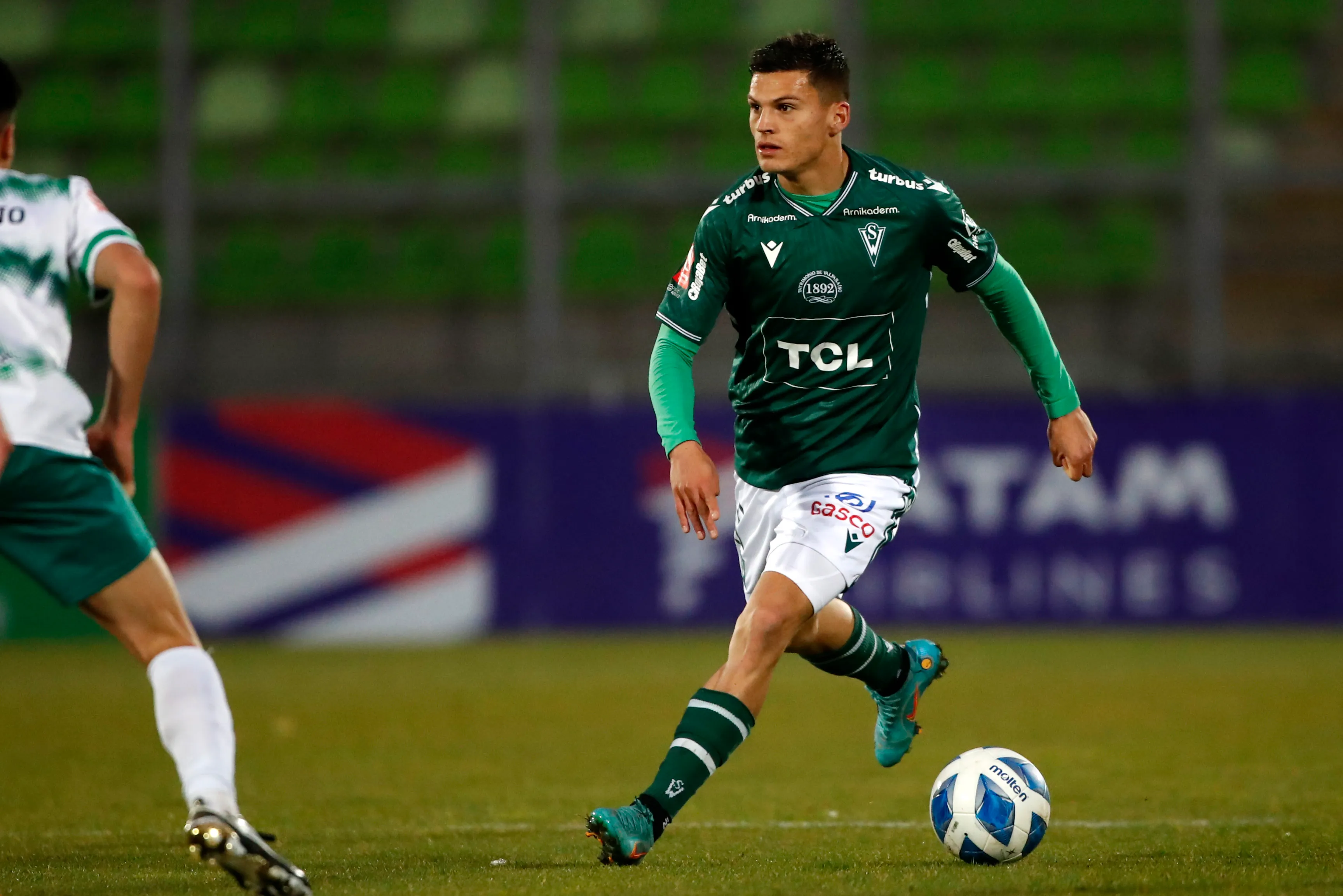 Lucas Cepeda en acción por Santiago Wanderers. (Andres Pina/Photosport).